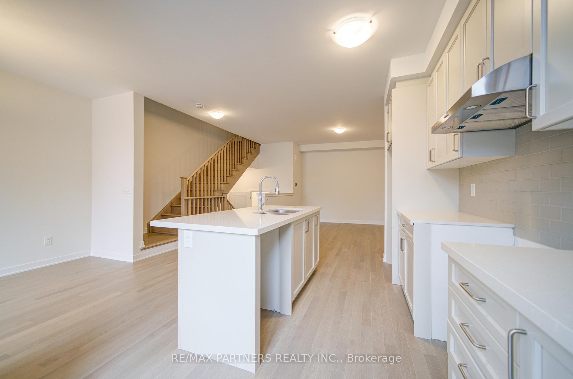 Photo 3 of 23 John Canning Way, Markham, Unionville — HOMEH