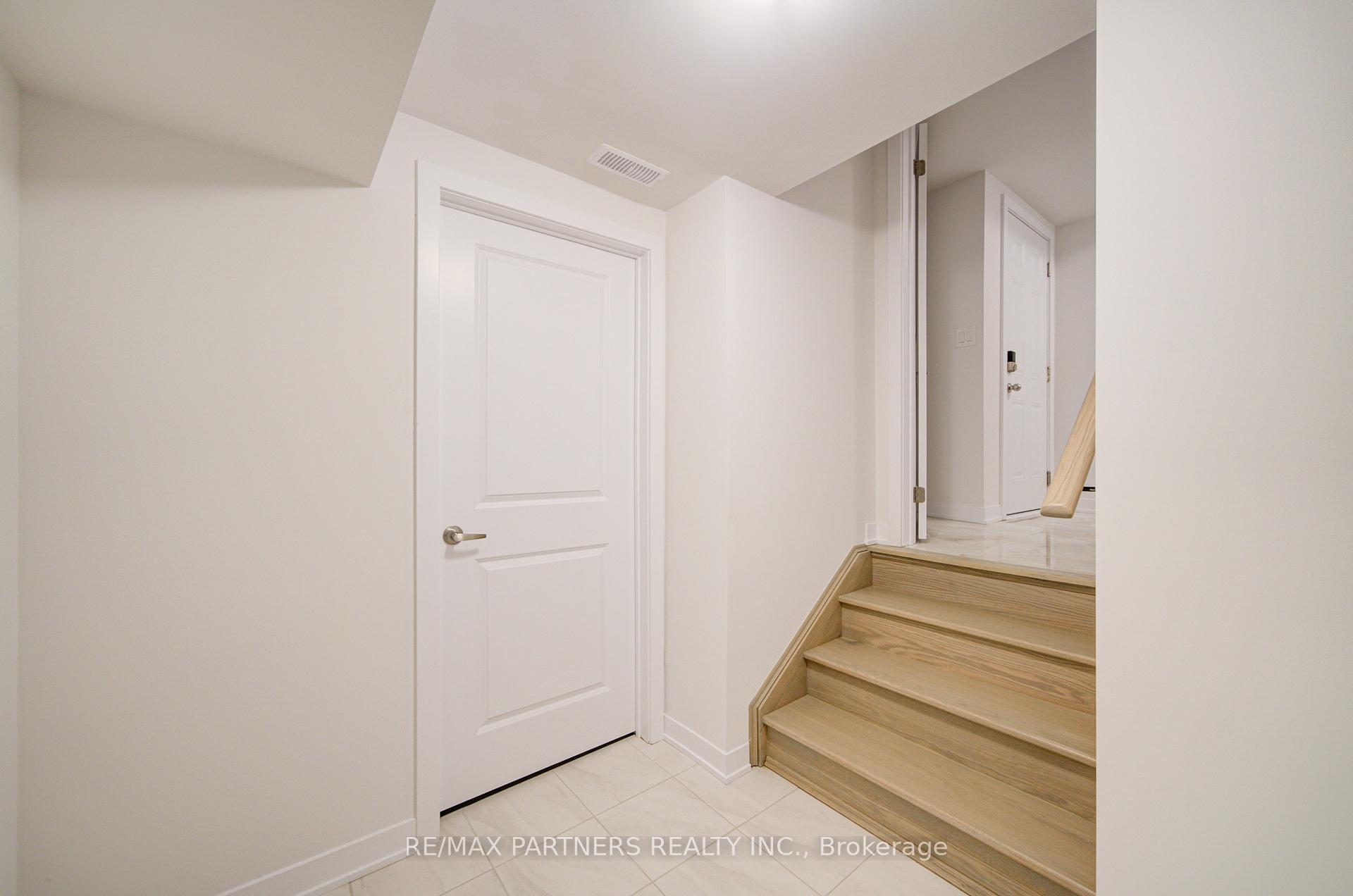 Photo 6 of 23 John Canning Way, Markham, Unionville — HOMEH