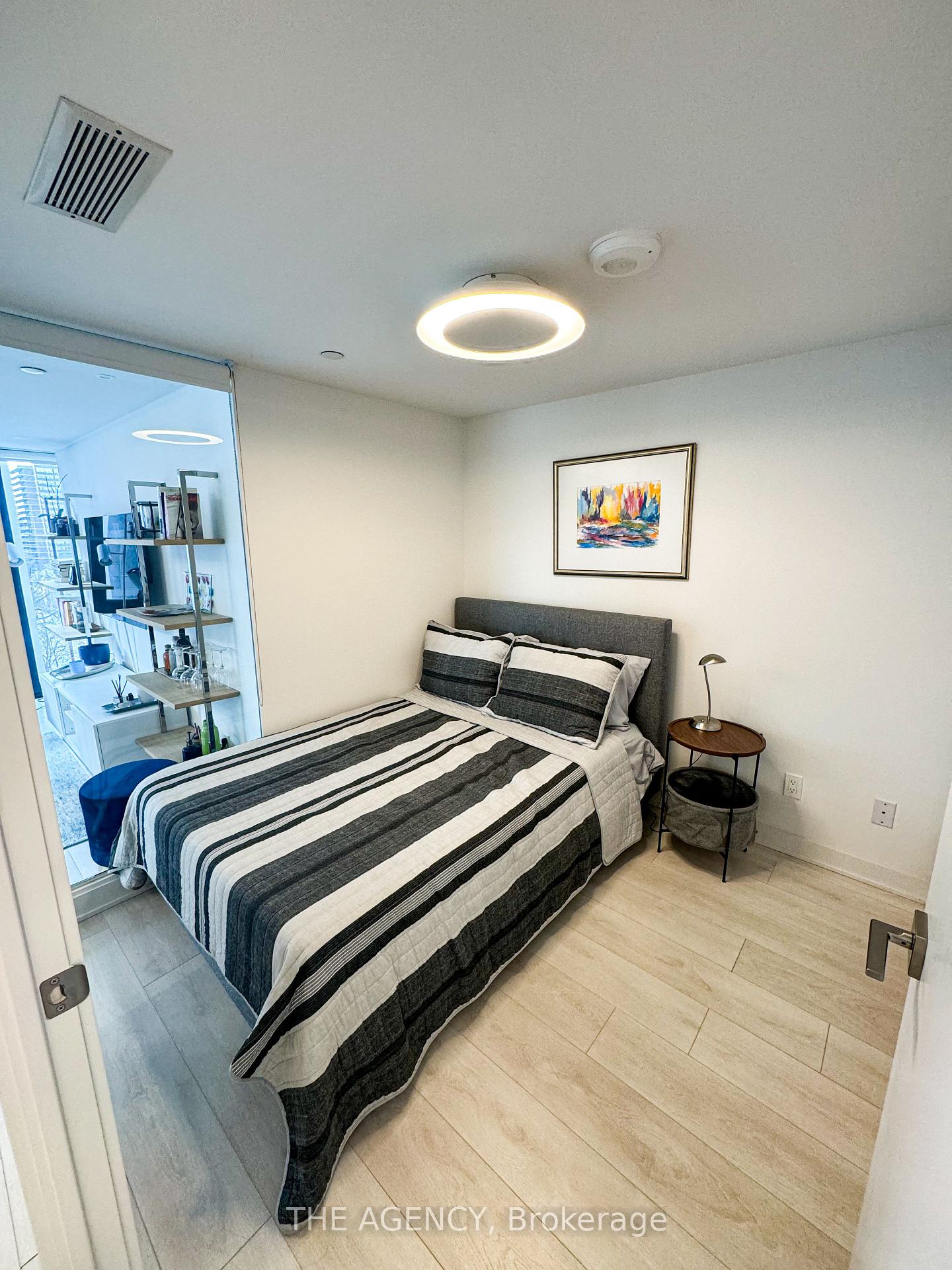 Photo 4 of Unit 810, 188 Cumberland Street, Toronto, The Annex — HOMEH