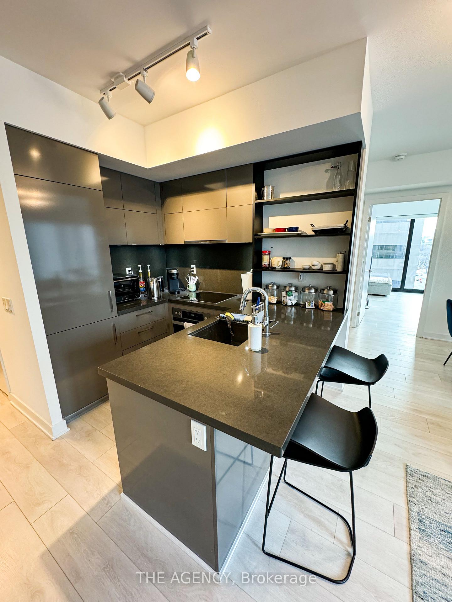 Photo 5 of Unit 810, 188 Cumberland Street, Toronto, The Annex — HOMEH