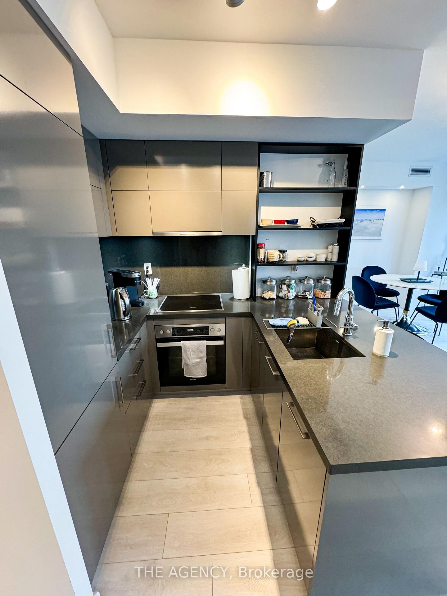 Photo 3 of Unit 810, 188 Cumberland Street, Toronto, The Annex — HOMEH