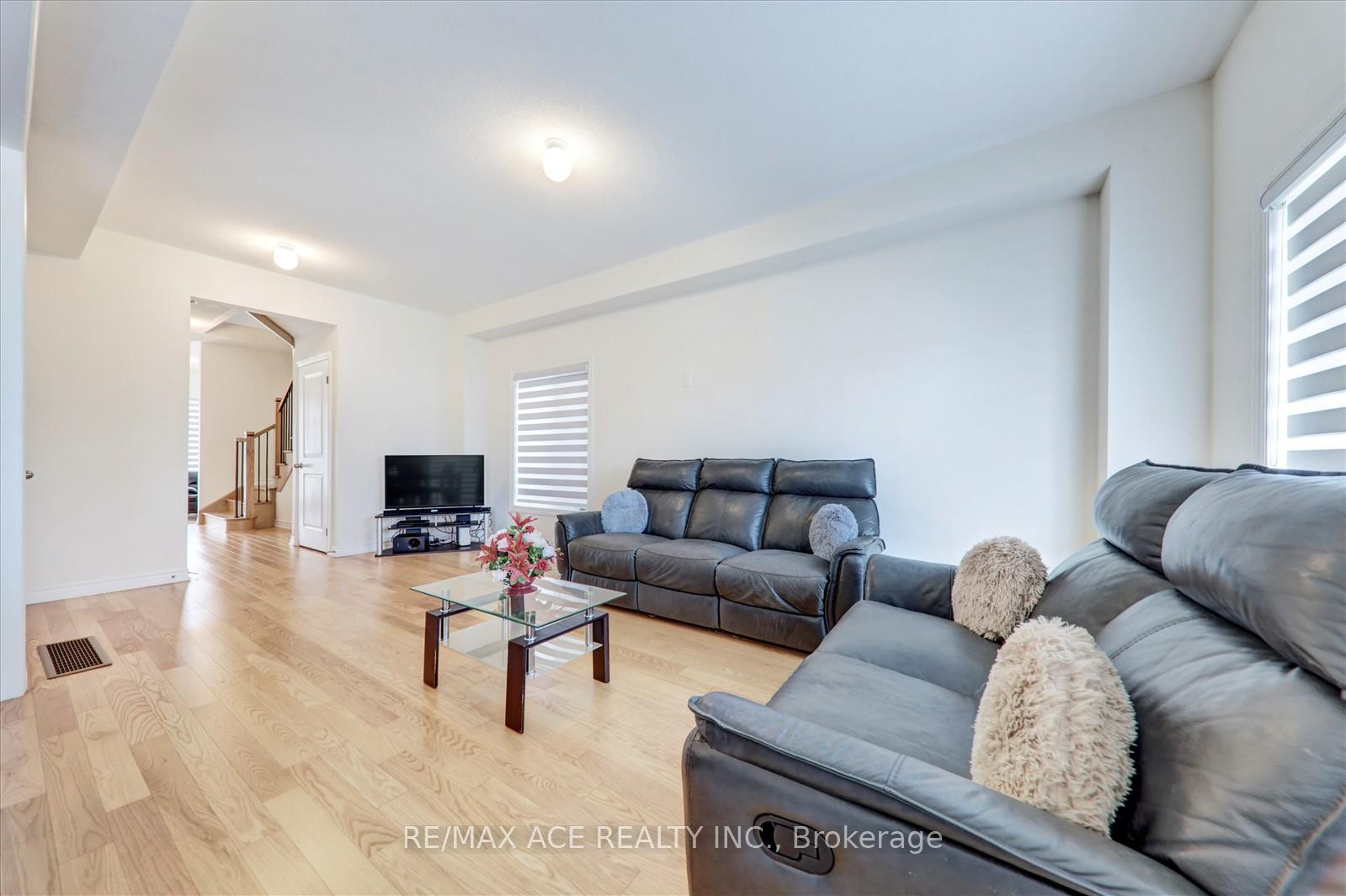 Photo 11 of 1097 Cameo Street, Pickering, Rural Pickering — HOMEH