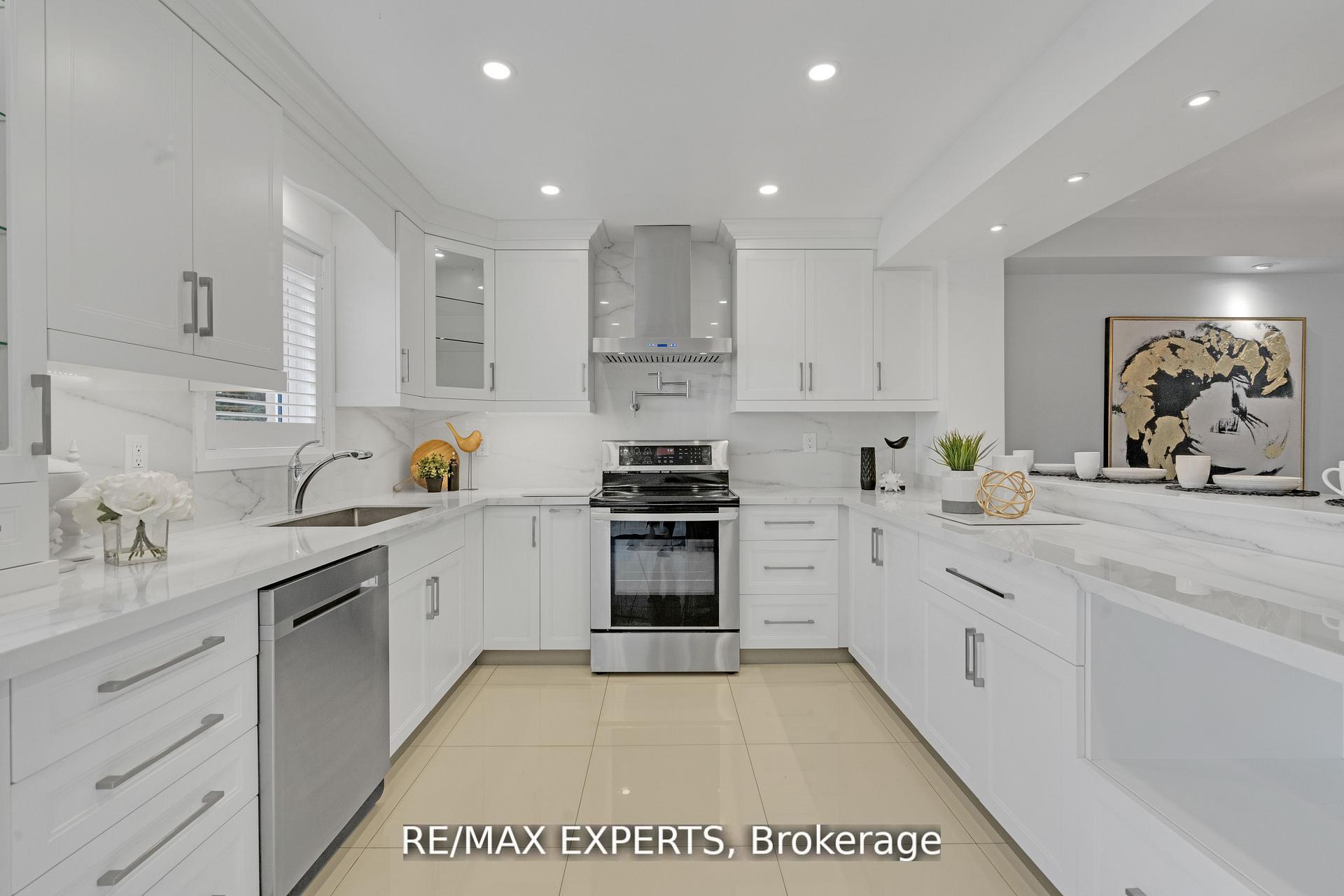 Photo 2 of Unit 32, 19 Foxchase Avenue, Vaughan, East Woodbridge — HOMEH