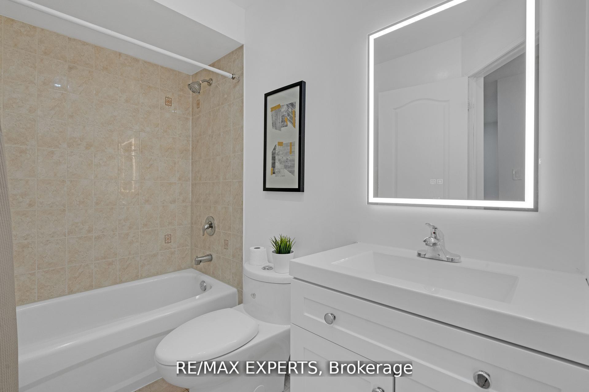 Photo 4 of Unit 32, 19 Foxchase Avenue, Vaughan, East Woodbridge — HOMEH