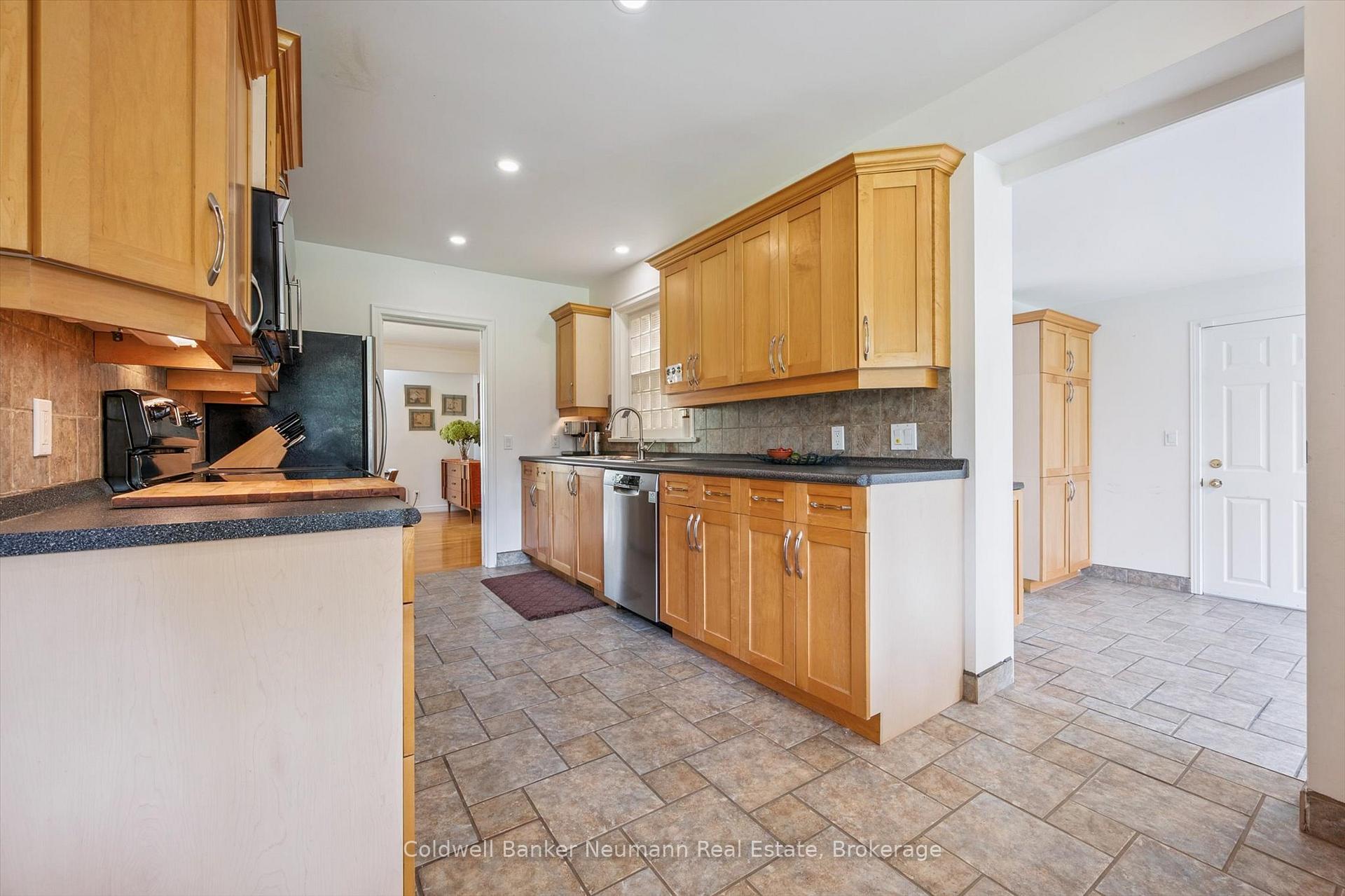 Photo 38 of 36 Harcourt Drive, Guelph, Dovercliffe Park/Old University — HOMEH