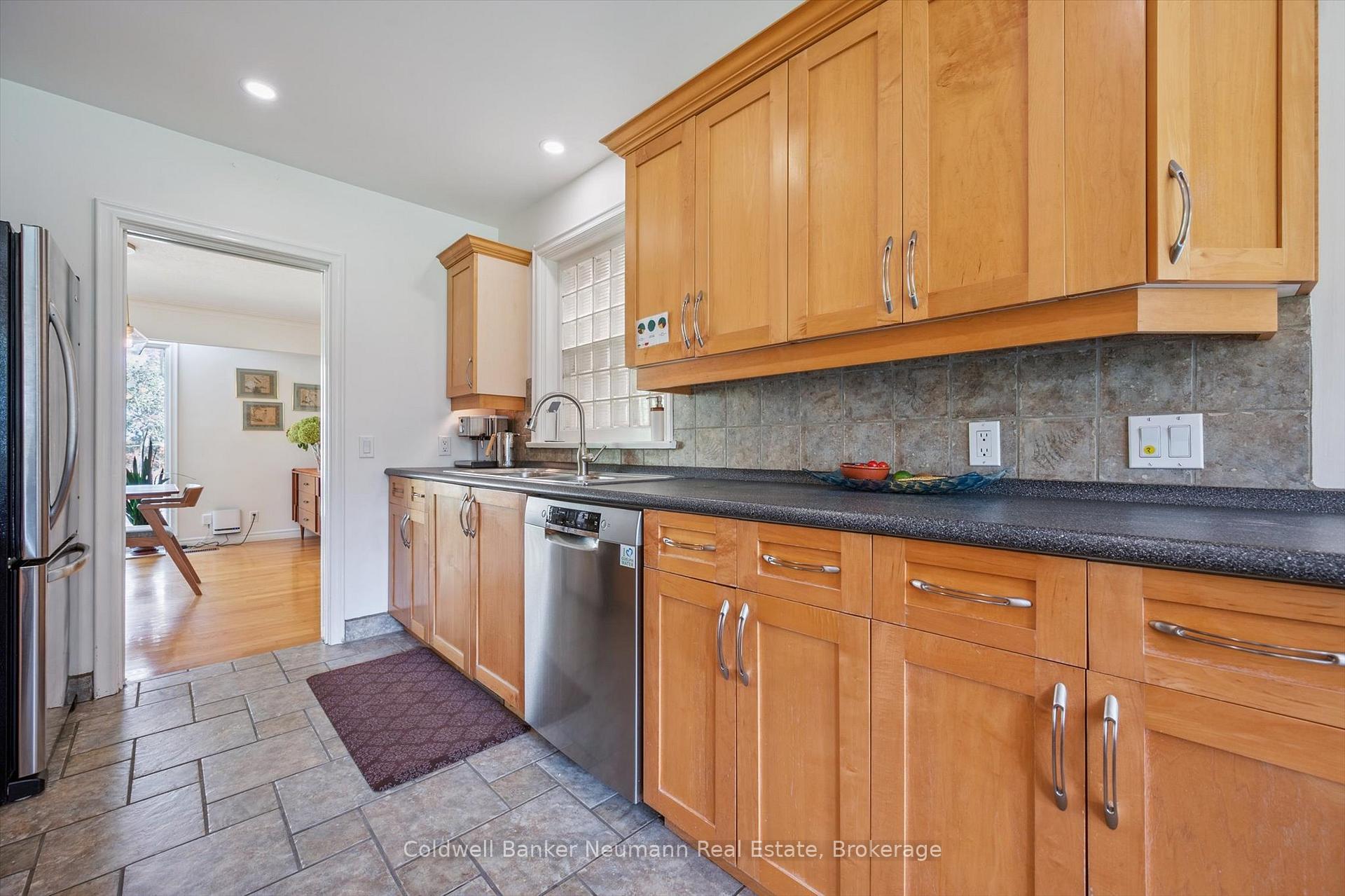 Photo 35 of 36 Harcourt Drive, Guelph, Dovercliffe Park/Old University — HOMEH
