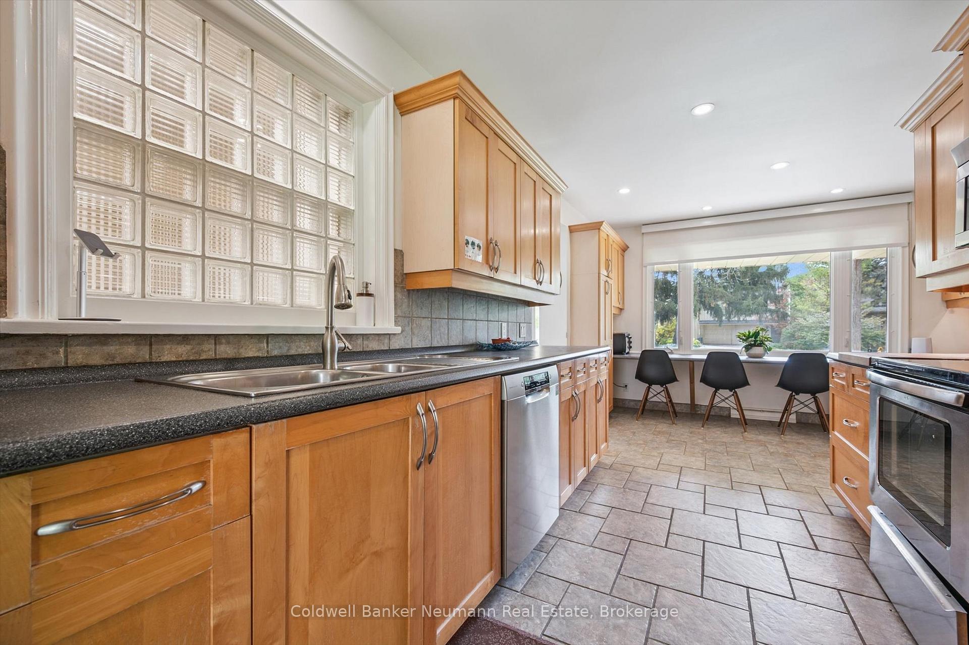 Photo 28 of 36 Harcourt Drive, Guelph, Dovercliffe Park/Old University — HOMEH