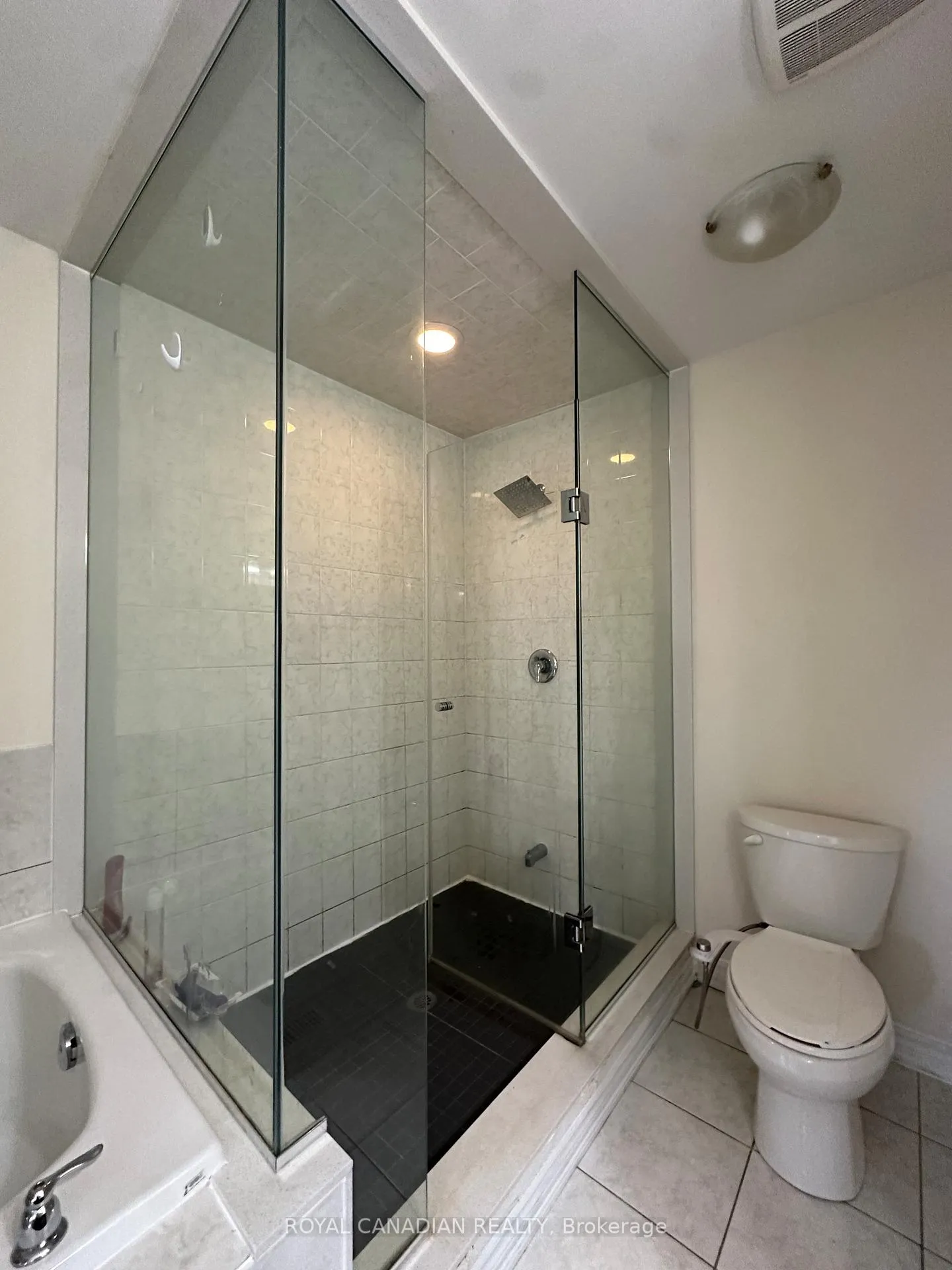 Photo 9 of Unit Upper, 124 Tysonville Circle, Brampton, Northwest Brampton — HOMEH