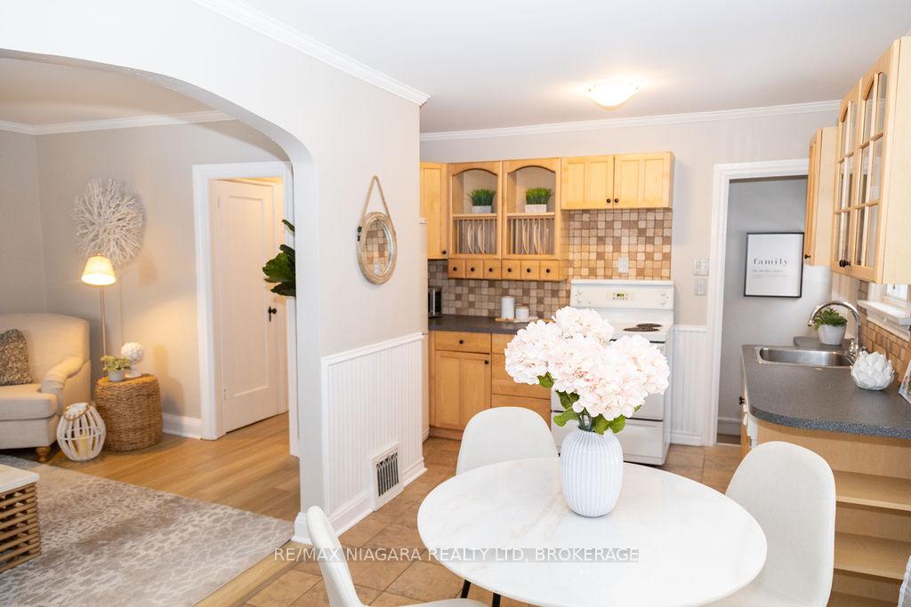 Photo 8 of 18 Welland Vale Road, St. Catharines, Downtown — HOMEH