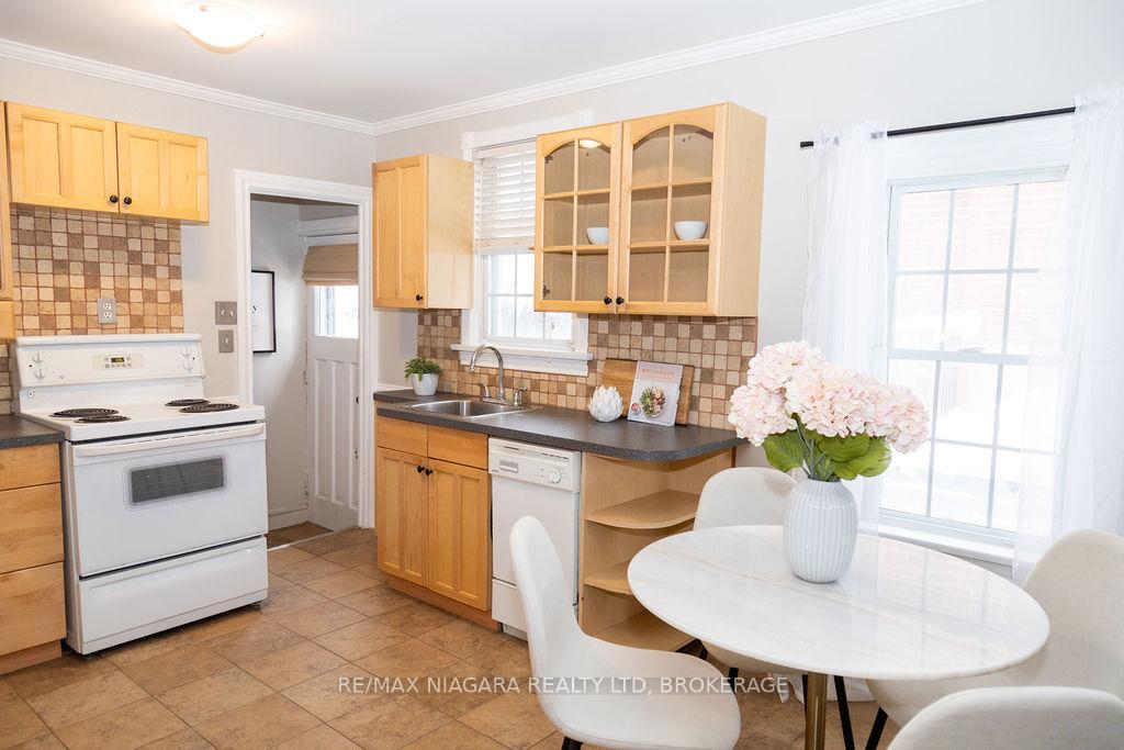 Photo 3 of 18 Welland Vale Road, St. Catharines, Downtown — HOMEH