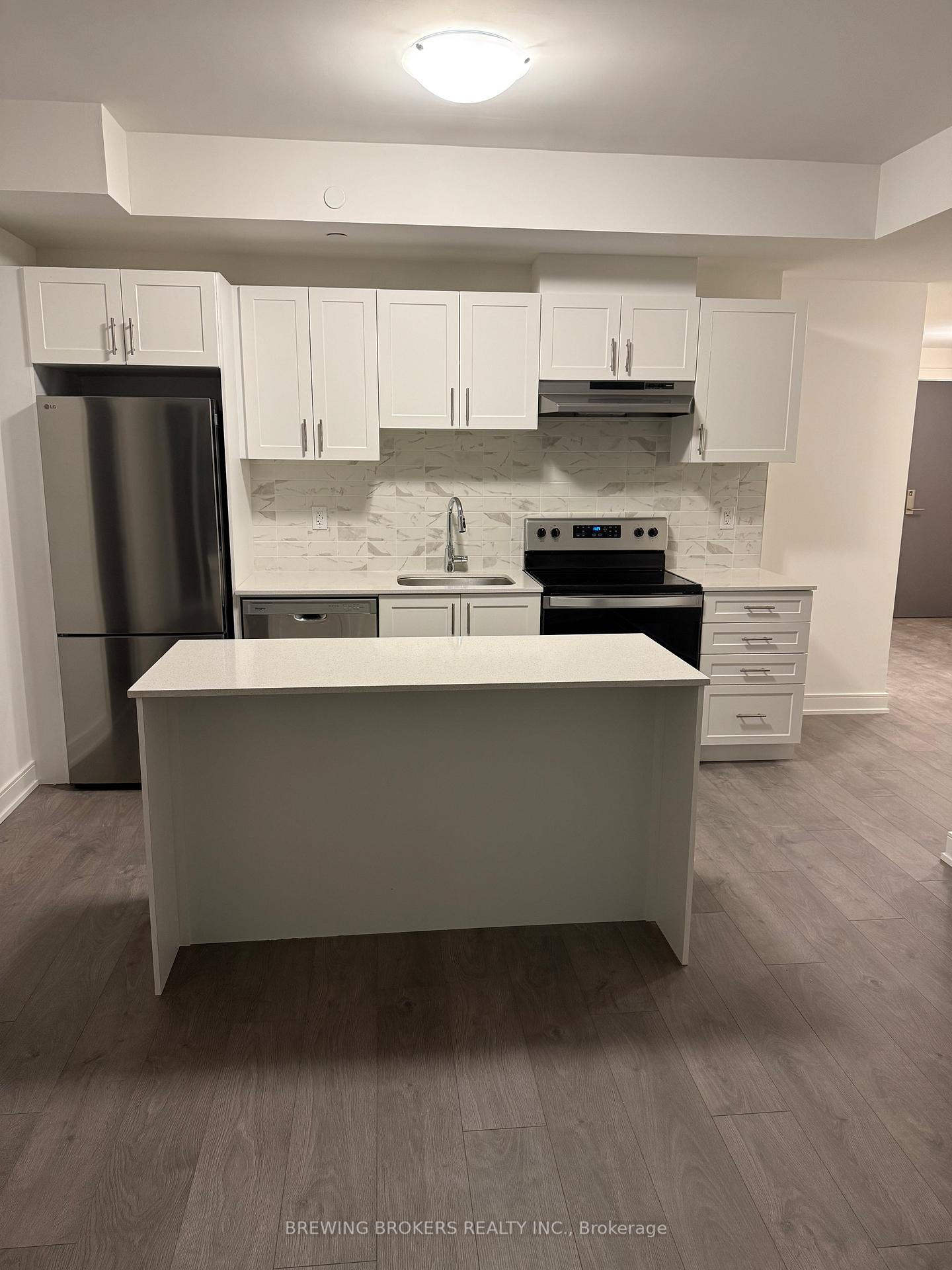 Photo 5 of Unit B710, 715 Davis Drive, Newmarket, Huron Heights-Leslie Valley — HOMEH