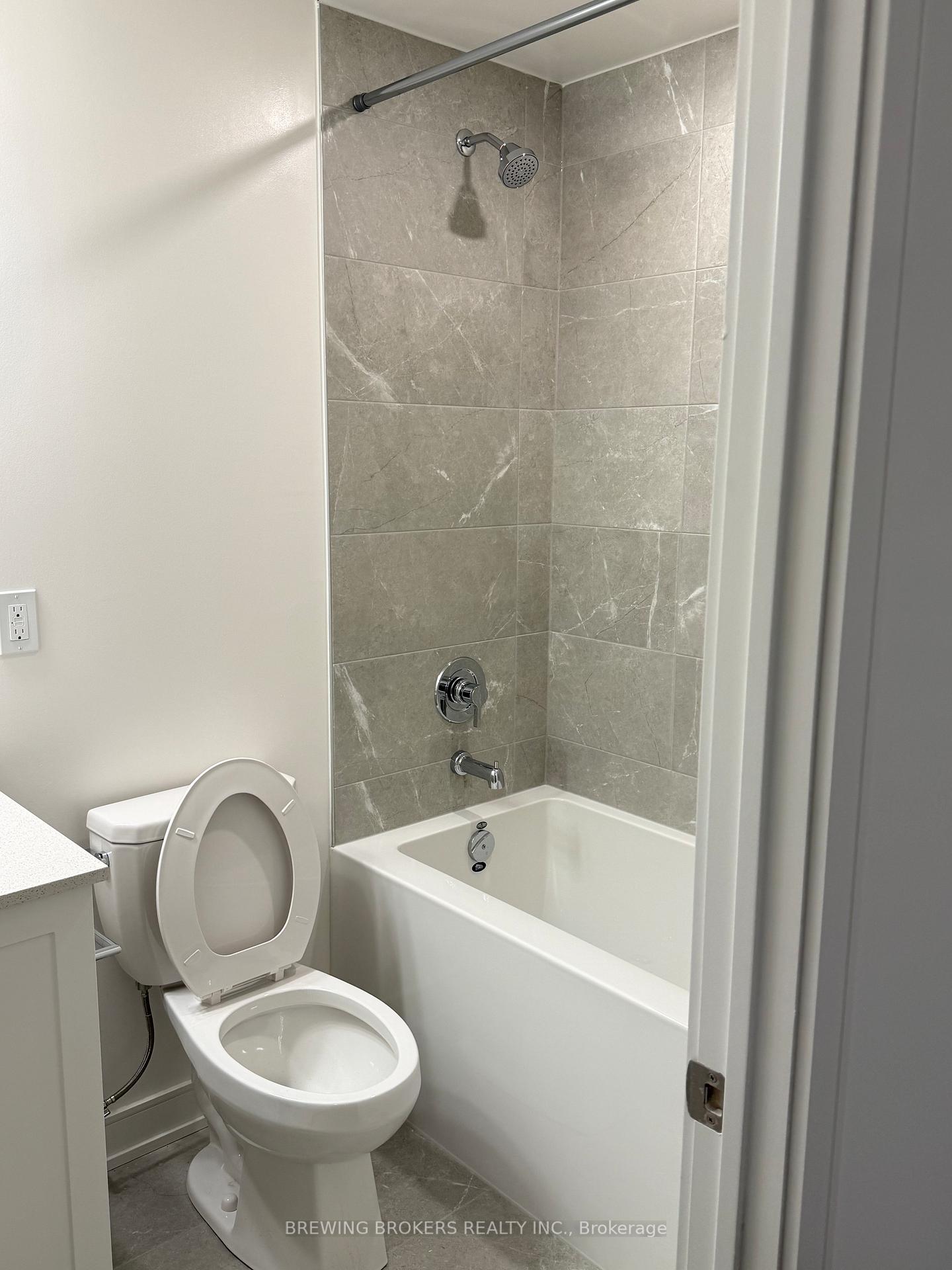 Photo 11 of Unit B710, 715 Davis Drive, Newmarket, Huron Heights-Leslie Valley — HOMEH