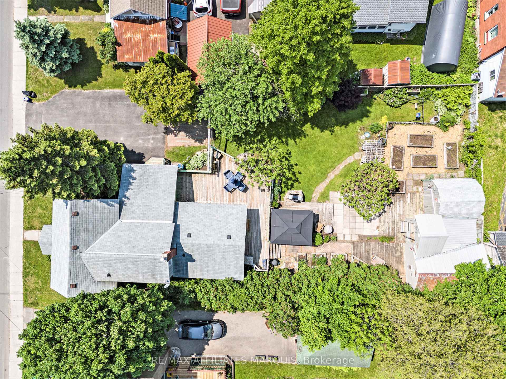 Photo 2 of 122 Chambers Street, Smiths Falls — HOMEH