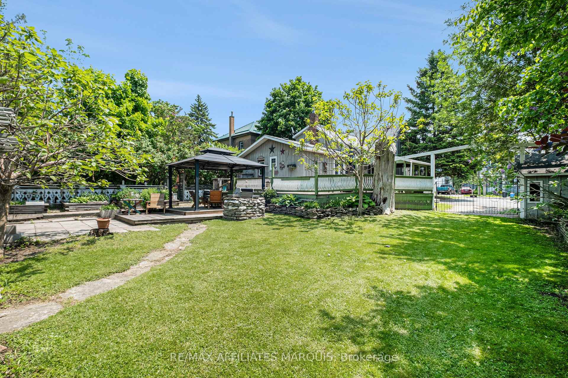Photo 4 of 122 Chambers Street, Smiths Falls — HOMEH