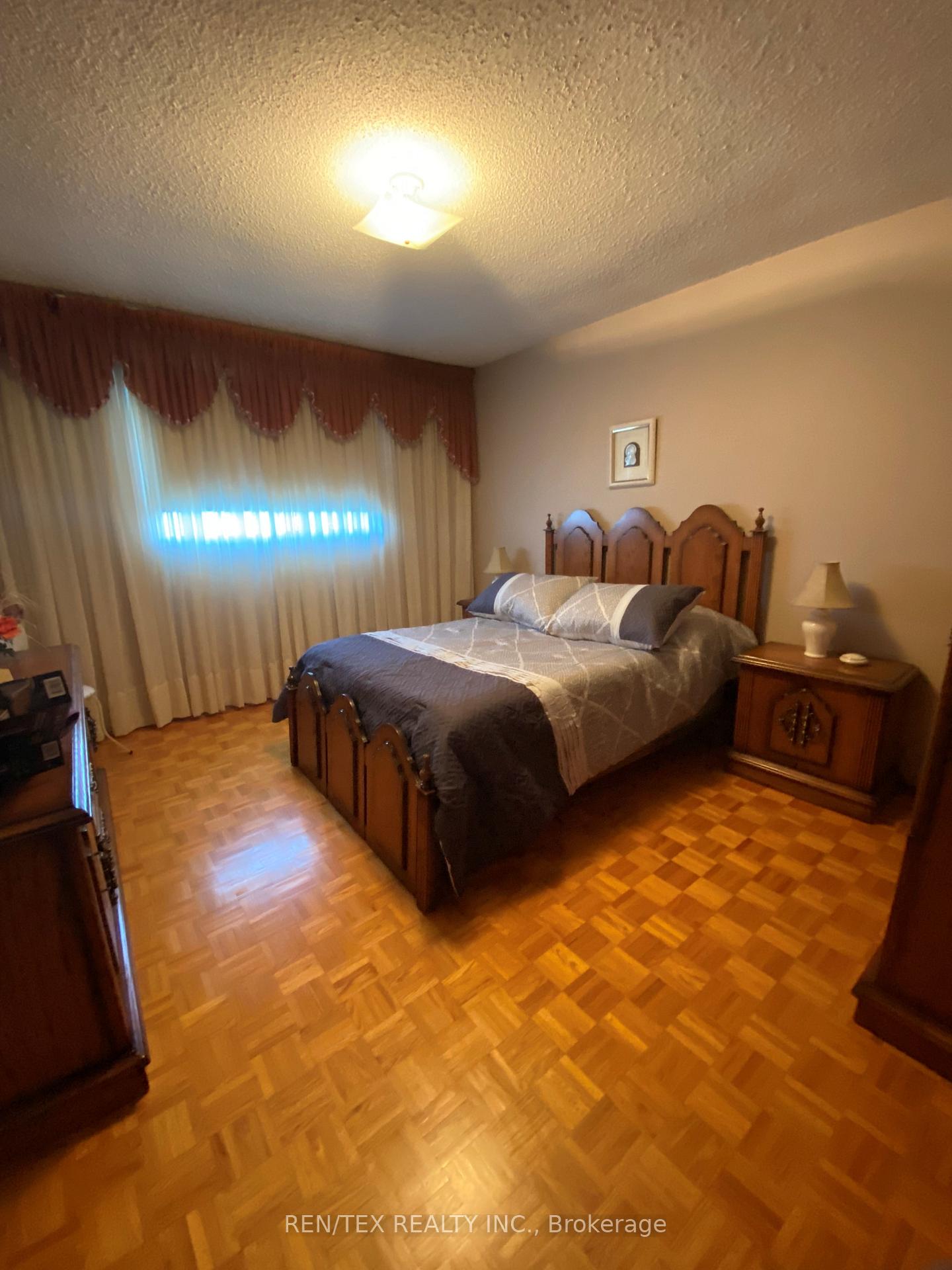 Photo 3 of 55 Ashburn Crescent, Vaughan, East Woodbridge — HOMEH