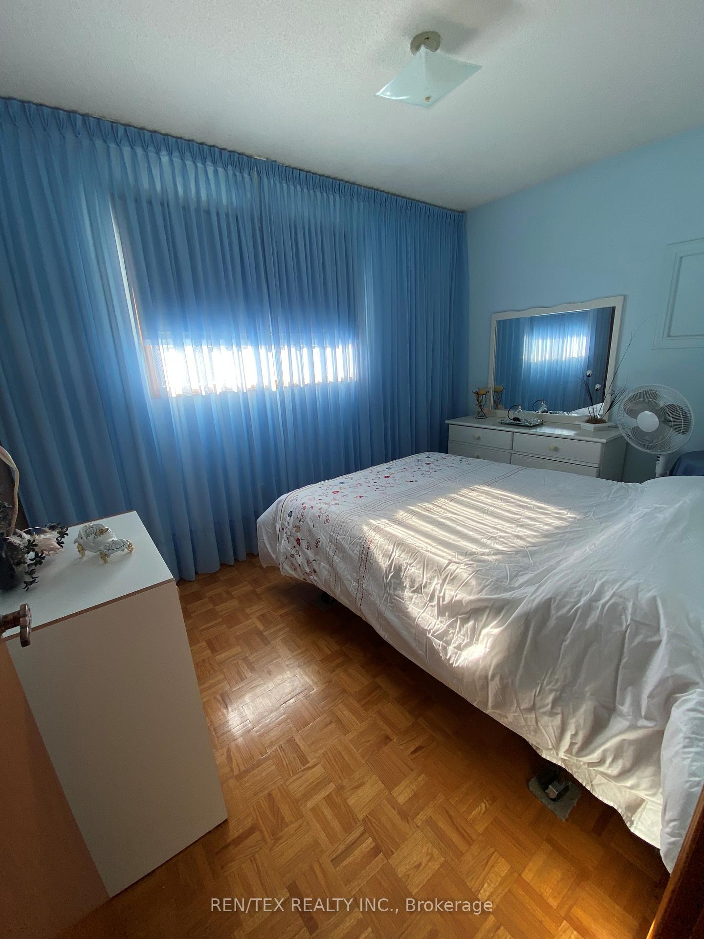 Photo 4 of 55 Ashburn Crescent, Vaughan, East Woodbridge — HOMEH