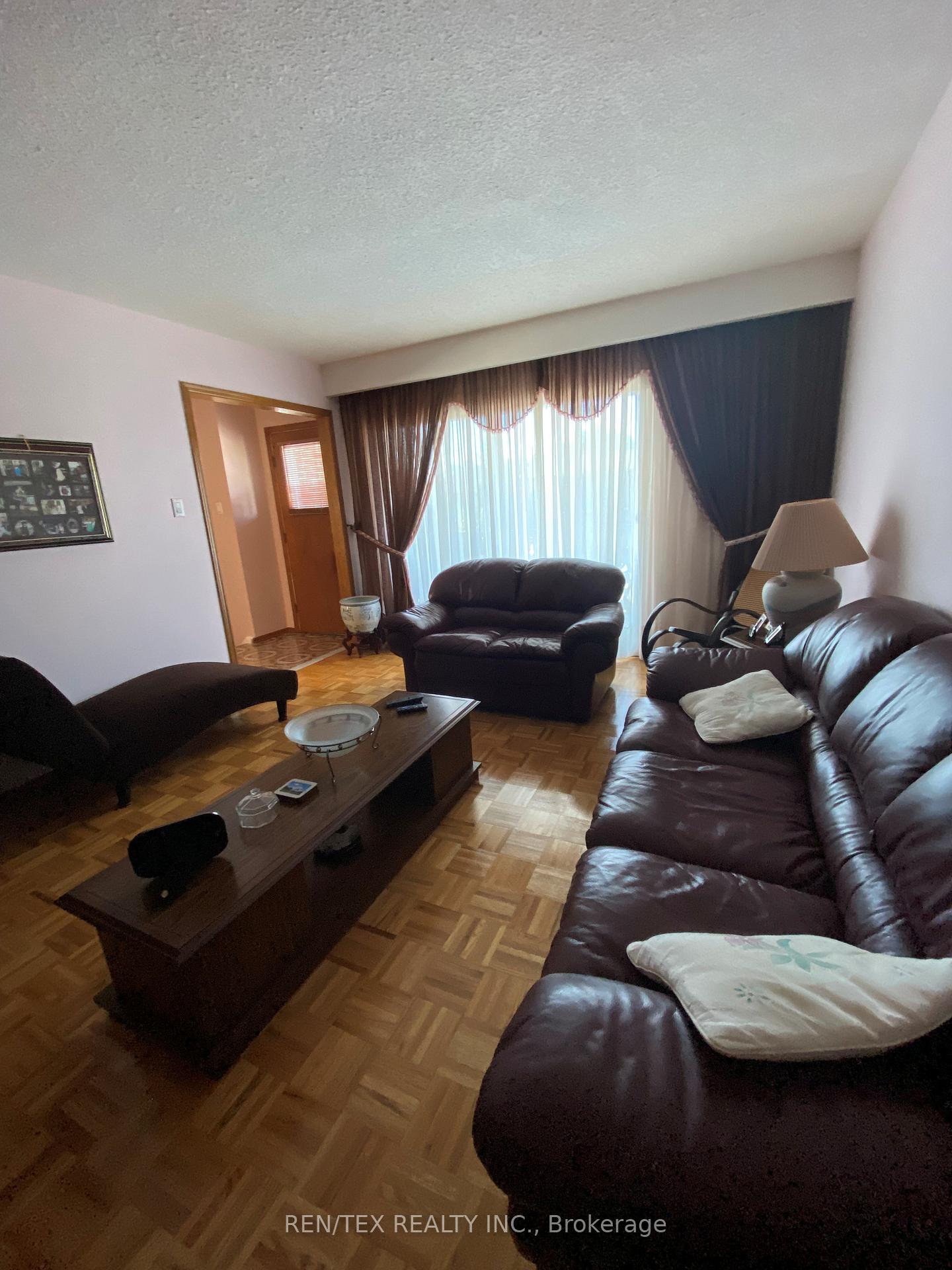 Photo 5 of 55 Ashburn Crescent, Vaughan, East Woodbridge — HOMEH