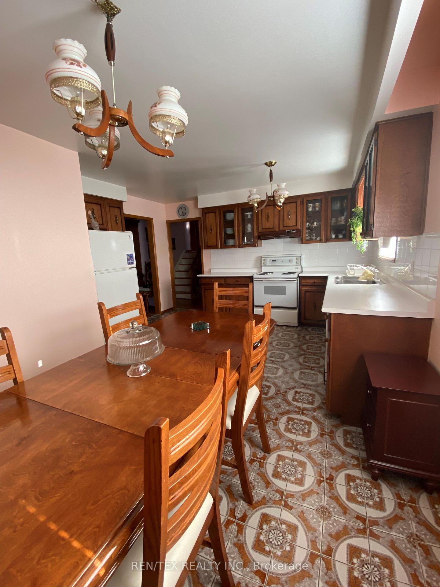 Photo 8 of 55 Ashburn Crescent, Vaughan, East Woodbridge — HOMEH