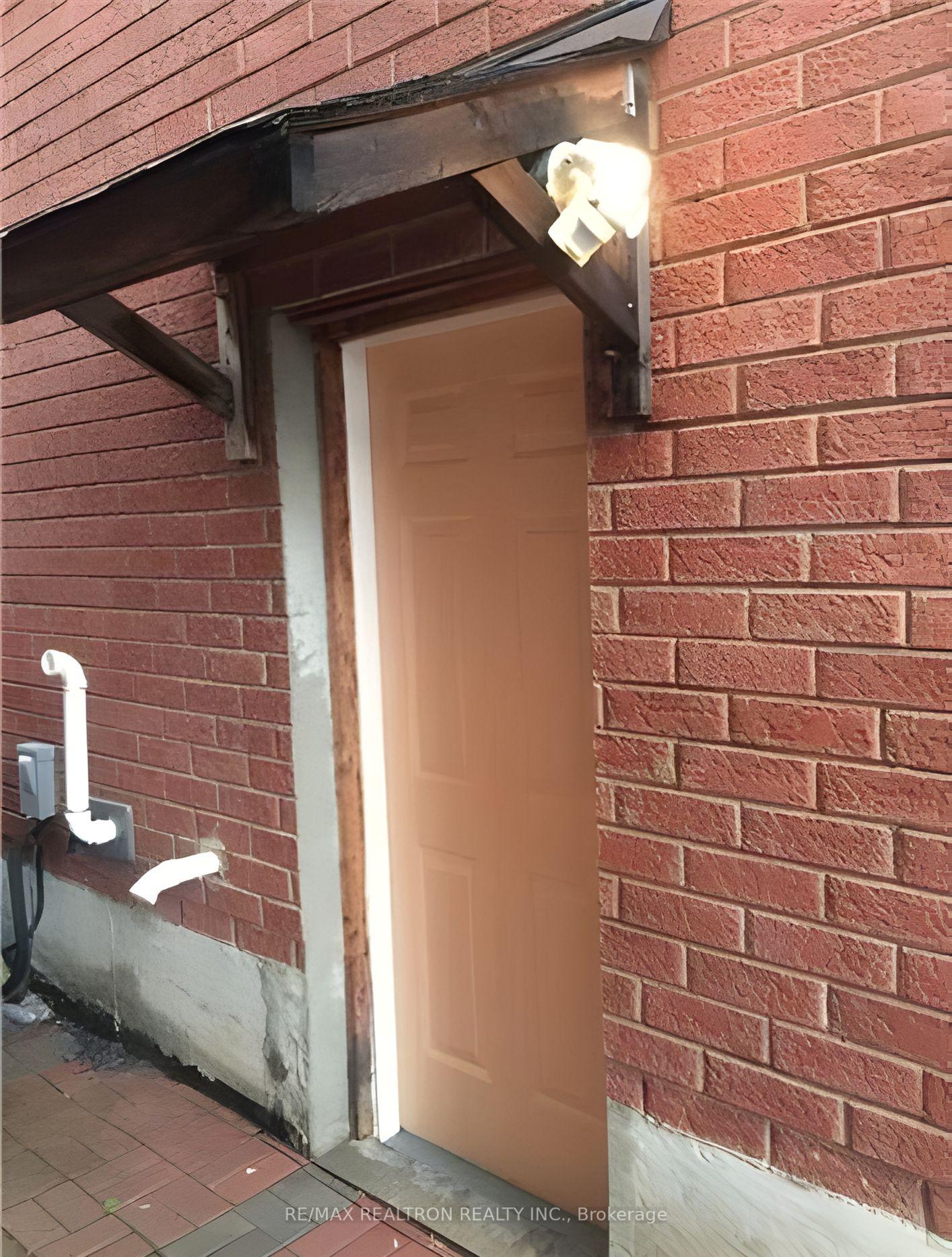 Photo 5 of Unit Bsmnt, 27 Sophia Road, Markham, Middlefield — HOMEH