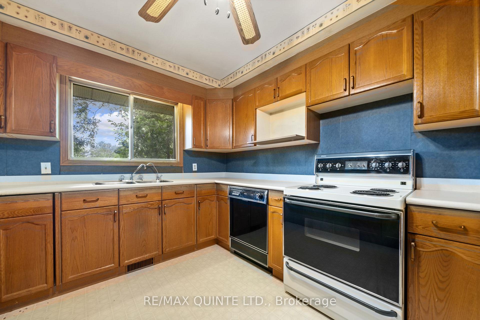 Photo 10 of 1462 County Road 12, Prince Edward County, Hallowell — HOMEH