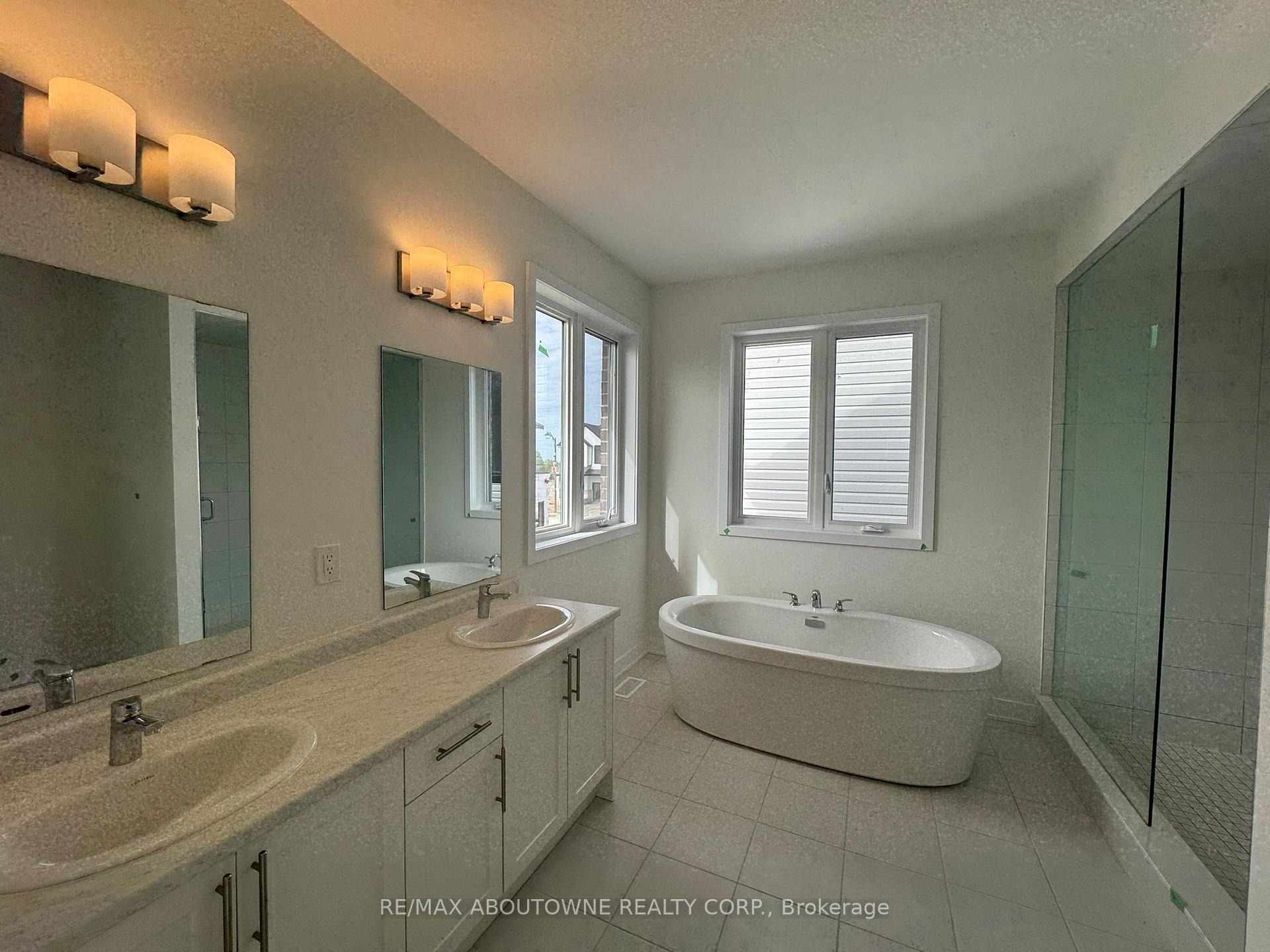 Photo 4 of 1043 Thompson Drive, Oshawa, Kedron — HOMEH