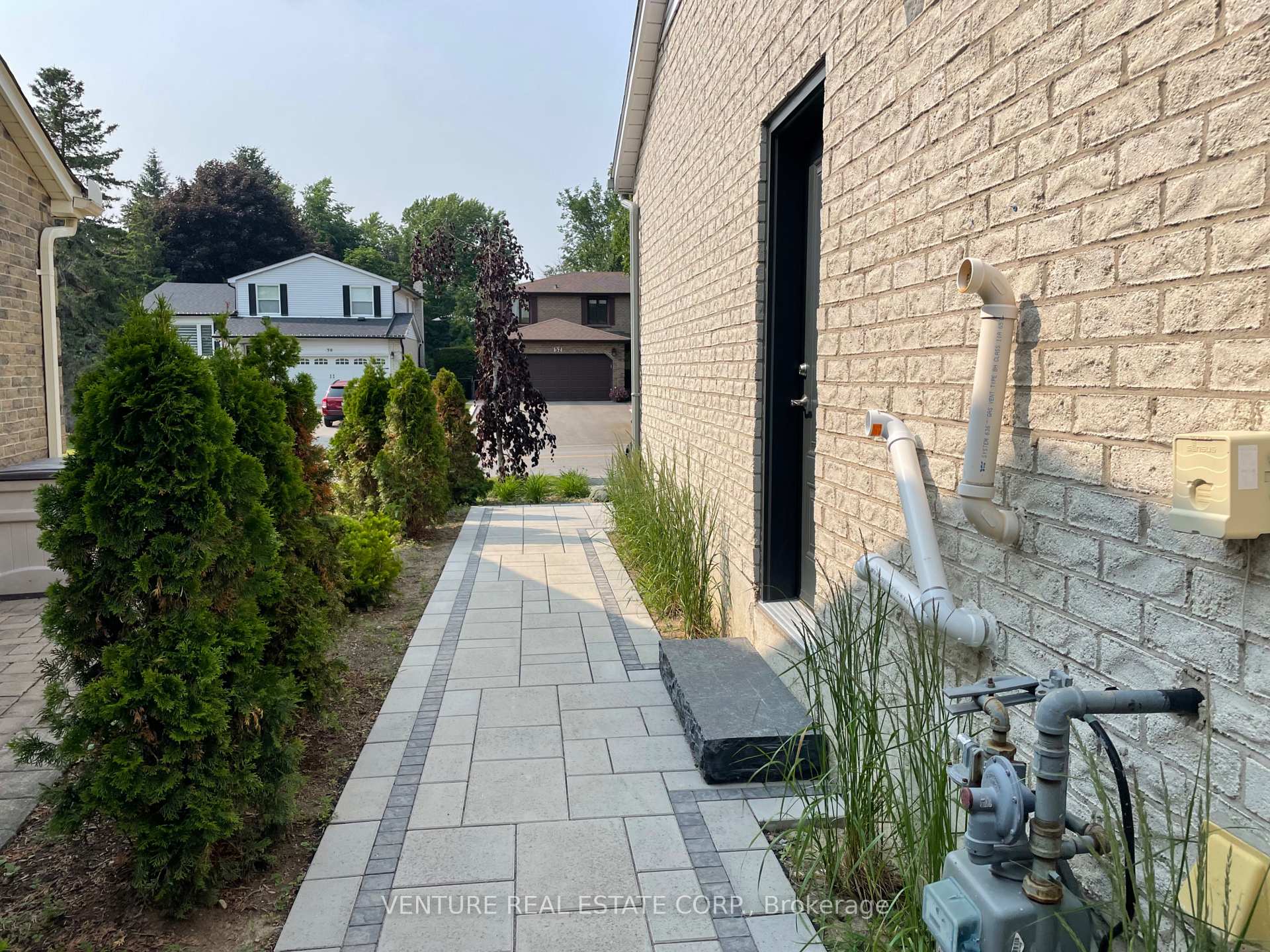 Photo 5 of Unit Rear, 55 Batson Drive, Aurora, Aurora Village — HOMEH