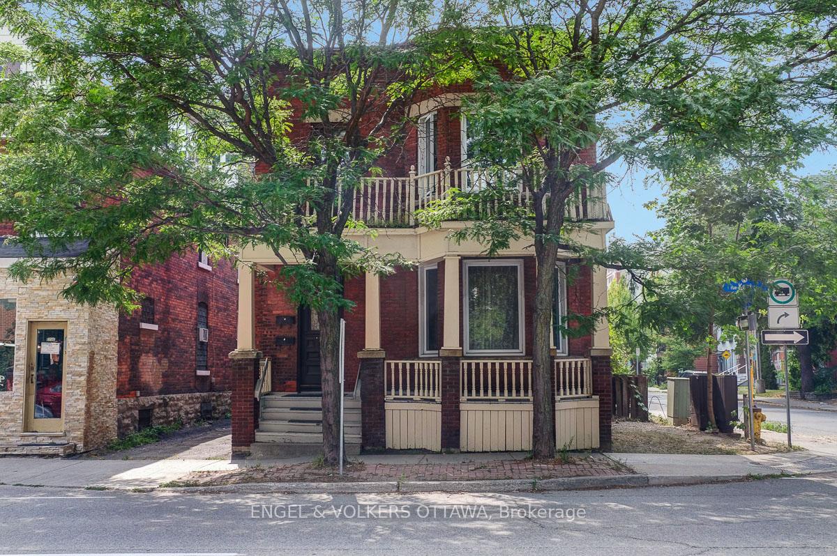Front of 256 Kent Street N