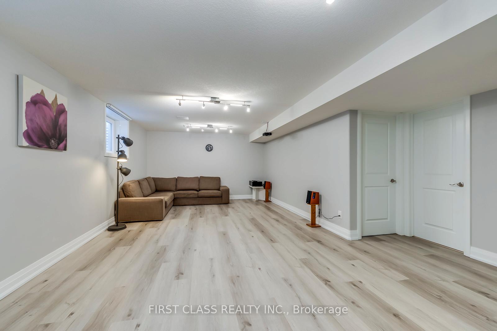 Photo 34 of 22 Grandville Circle, Brant, Paris — HOMEH