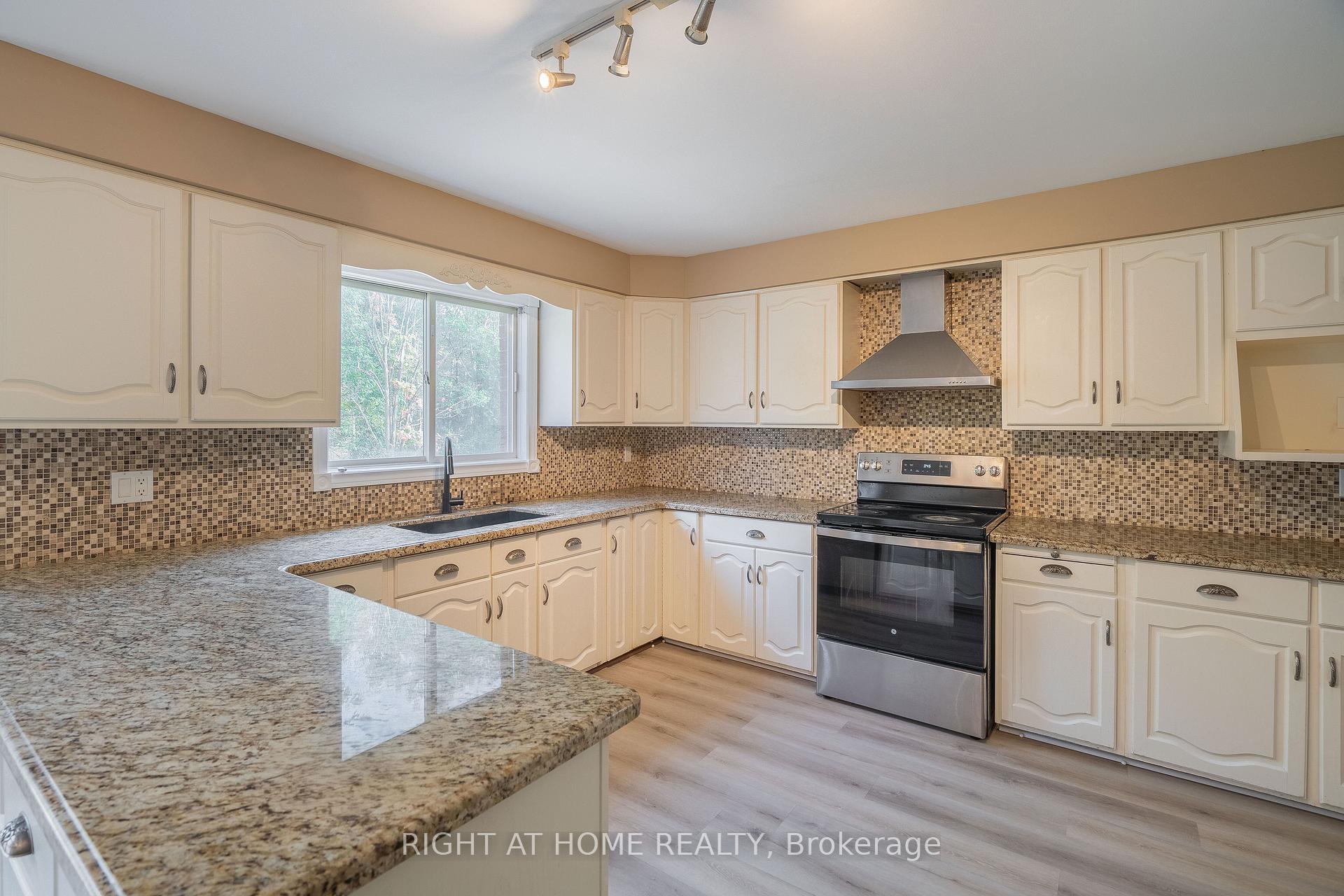 Photo 20 of 2205 Coronation Boulevard, Cambridge, Galt City Centre — HOMEH