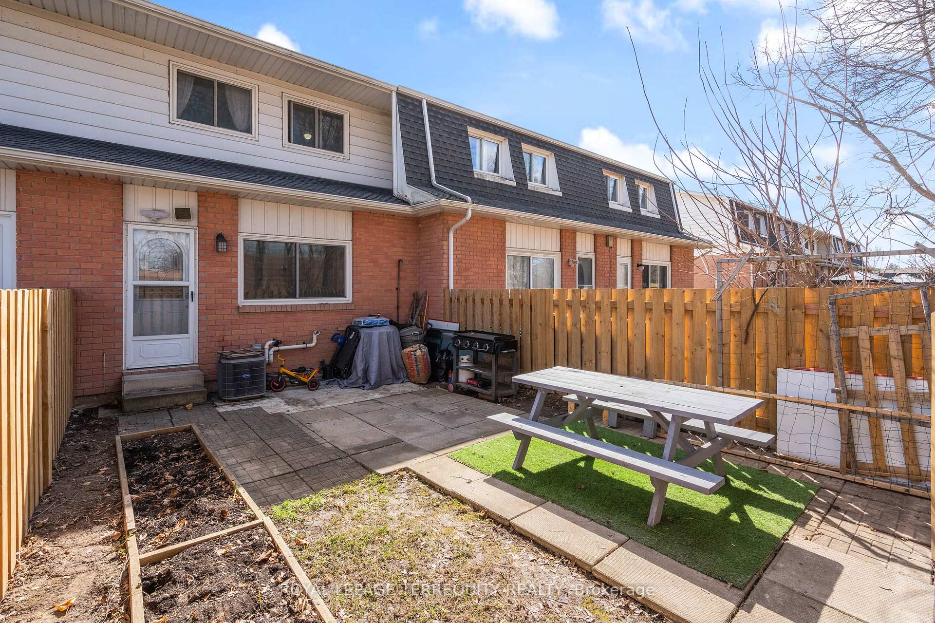 Photo 22 of Unit 53, 185 Denistoun Street, Welland, Broadway — HOMEH