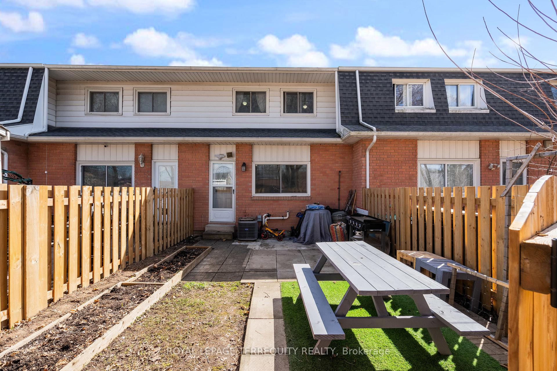 Photo 24 of Unit 53, 185 Denistoun Street, Welland, Broadway — HOMEH