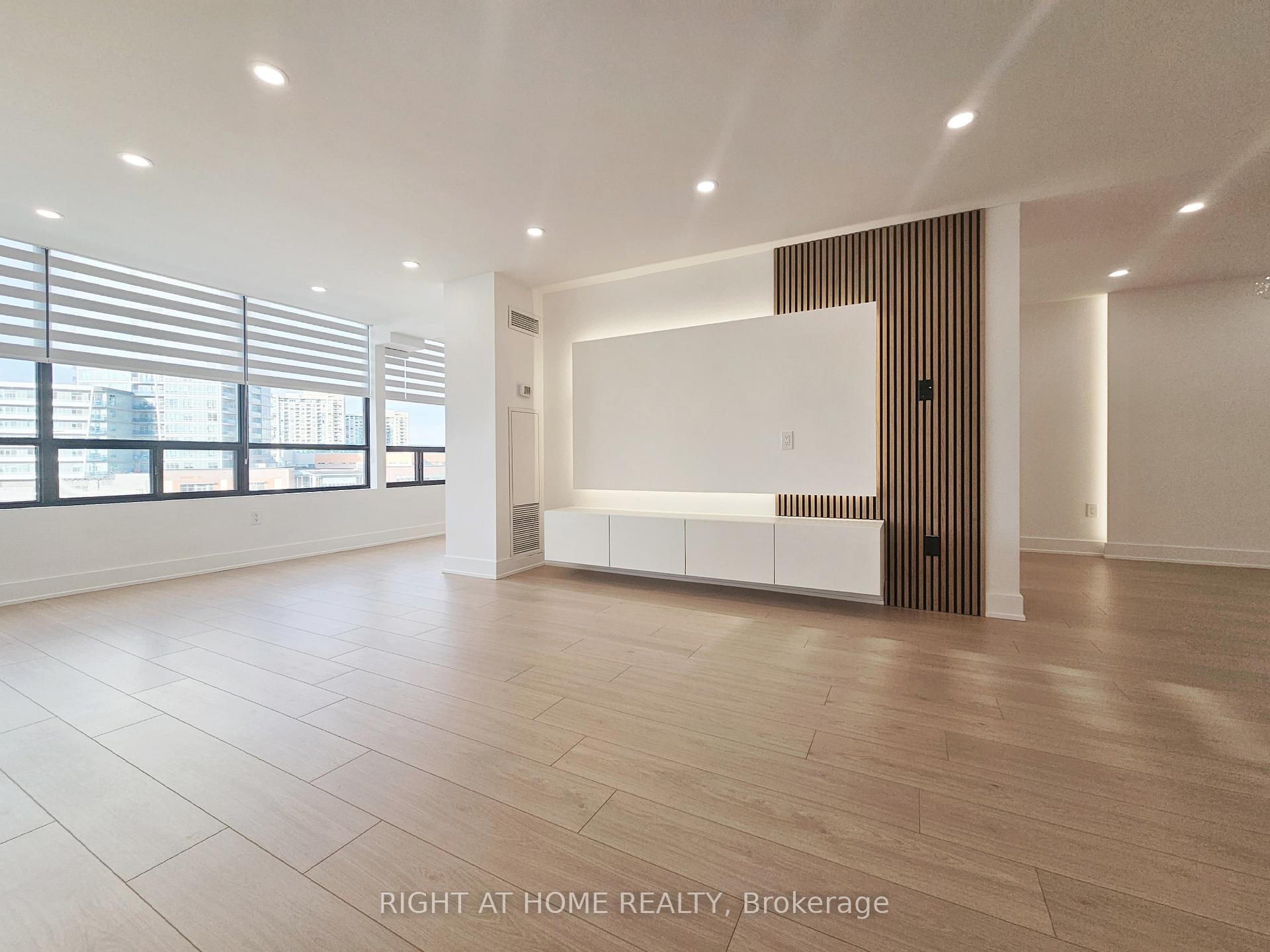 Front of Unit 512, 7460 Bathurst Street