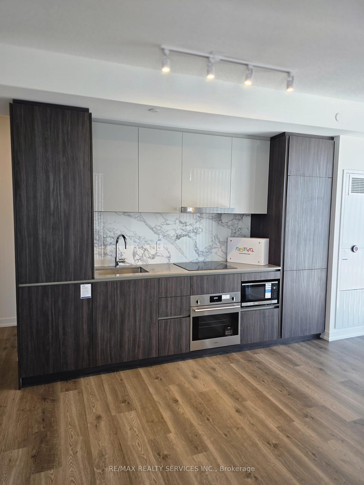Photo 15 of Unit 5102, 8 Interchange Way, Vaughan, Vaughan Corporate Centre — HOMEH