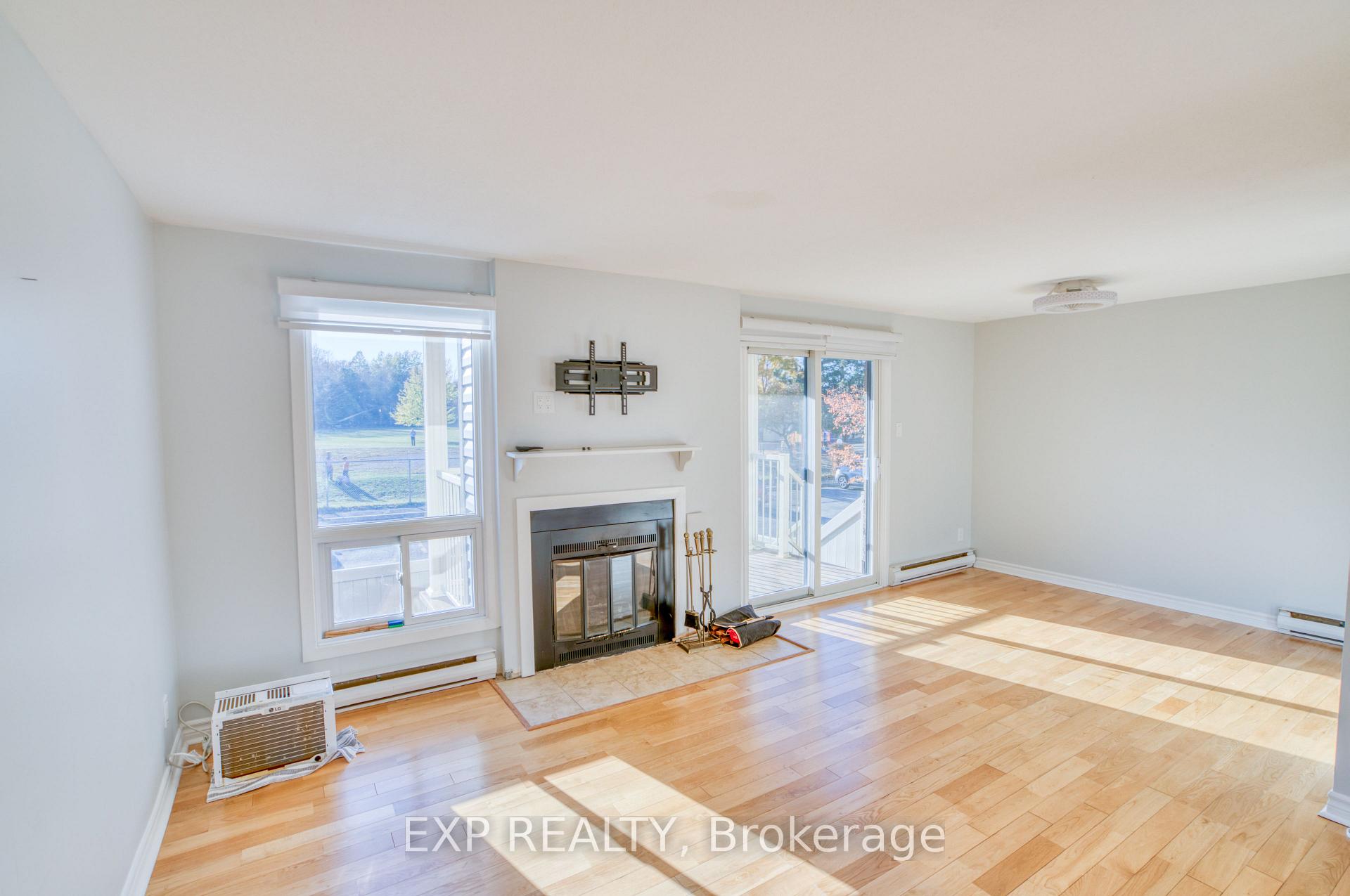 Photo 5 of Unit Unit 1, 16 Sweetbriar Circle, Ottawa, Barrhaven - Pheasant Run — HOMEH
