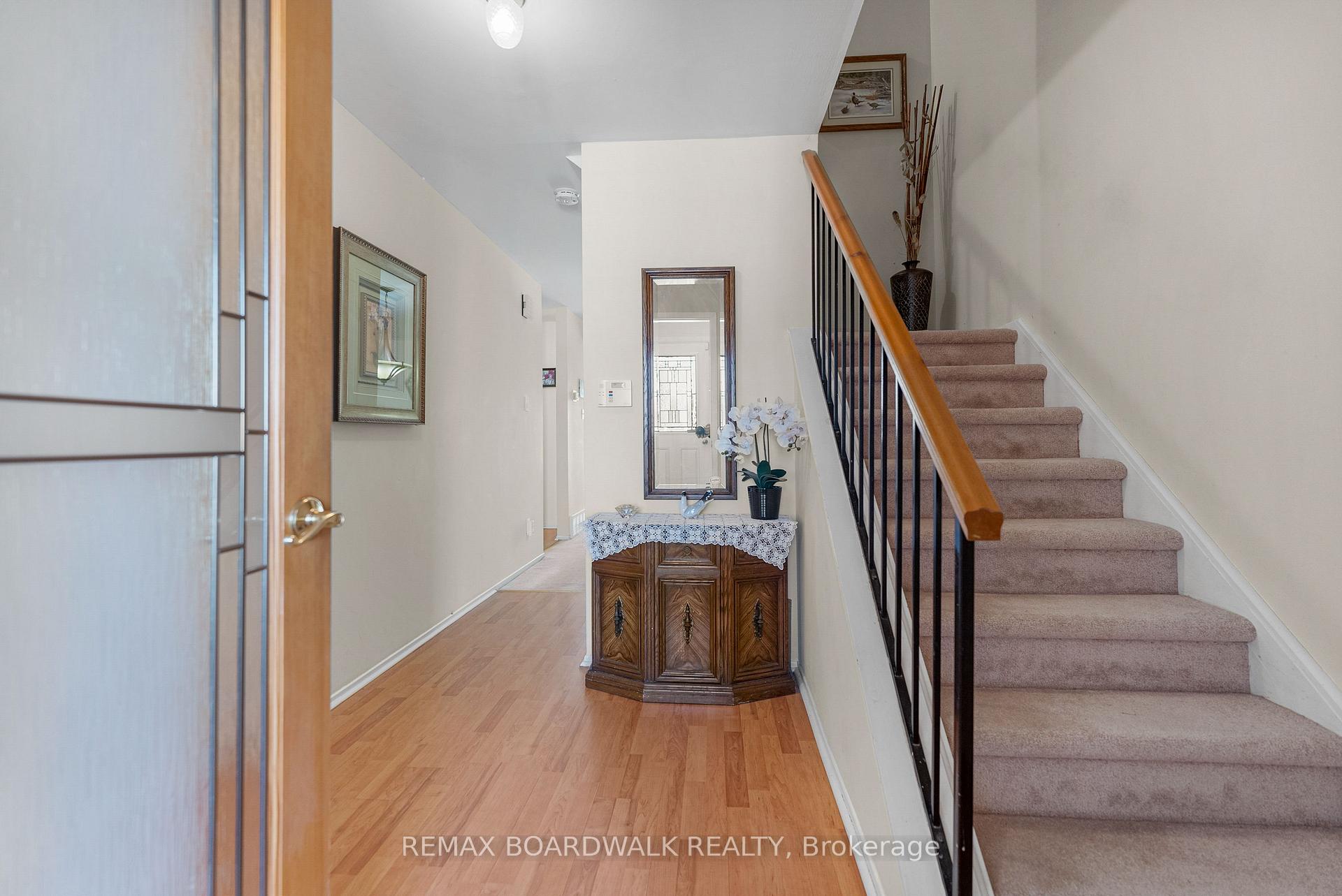 Photo 2 of 402 Sandhamn Private, Ottawa, Hunt Club Park/Greenboro — HOMEH