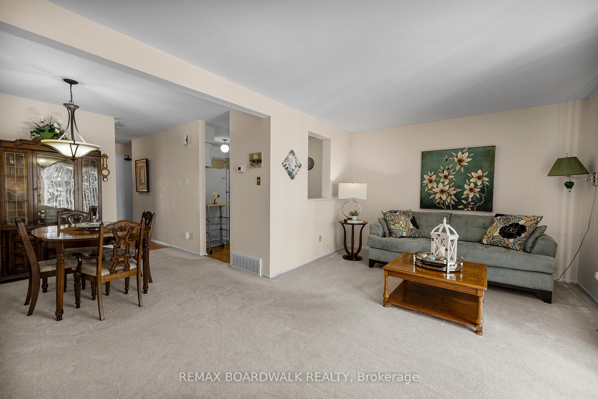 Photo 8 of 402 Sandhamn Private, Ottawa, Hunt Club Park/Greenboro — HOMEH