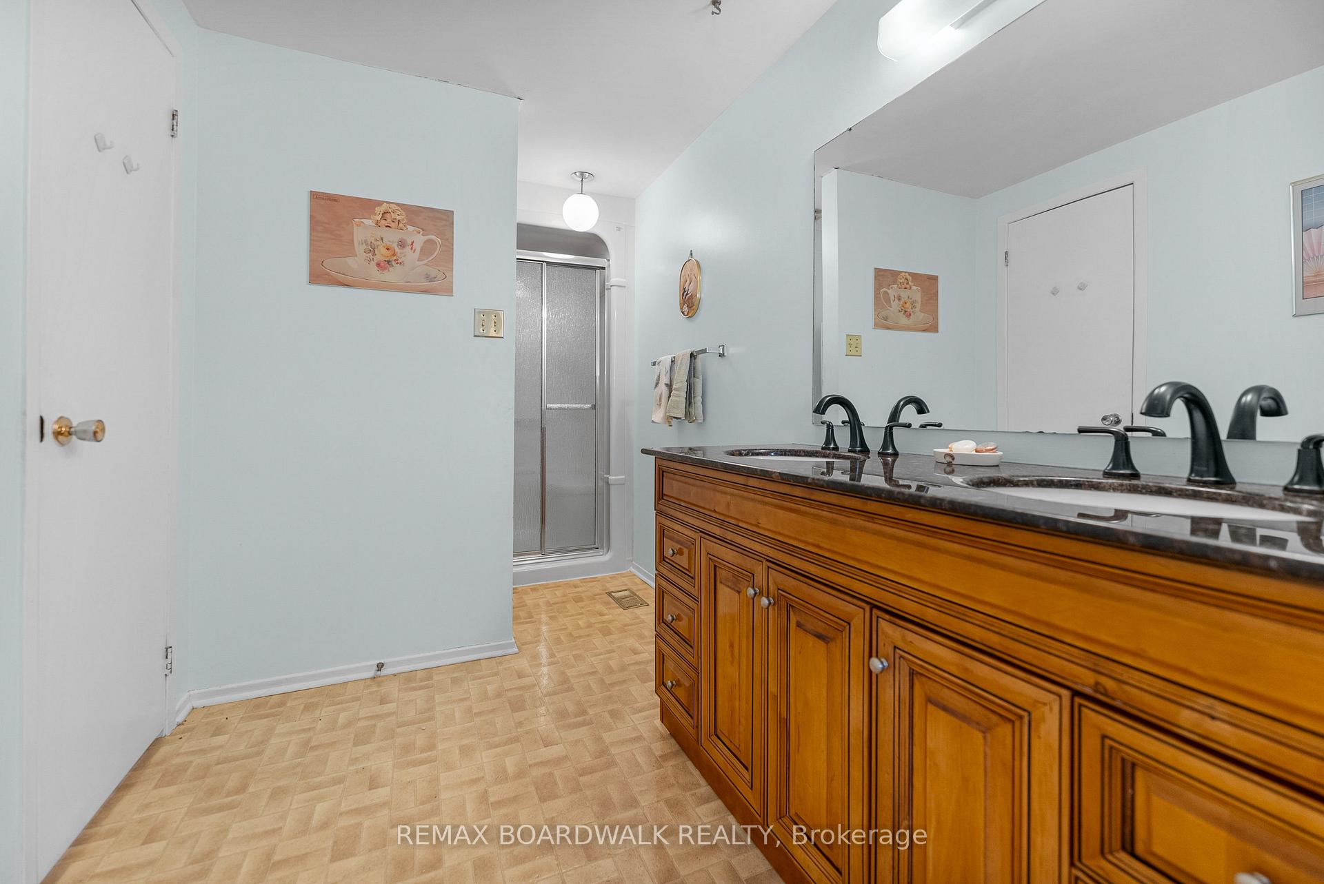 Photo 15 of 402 Sandhamn Private, Ottawa, Hunt Club Park/Greenboro — HOMEH