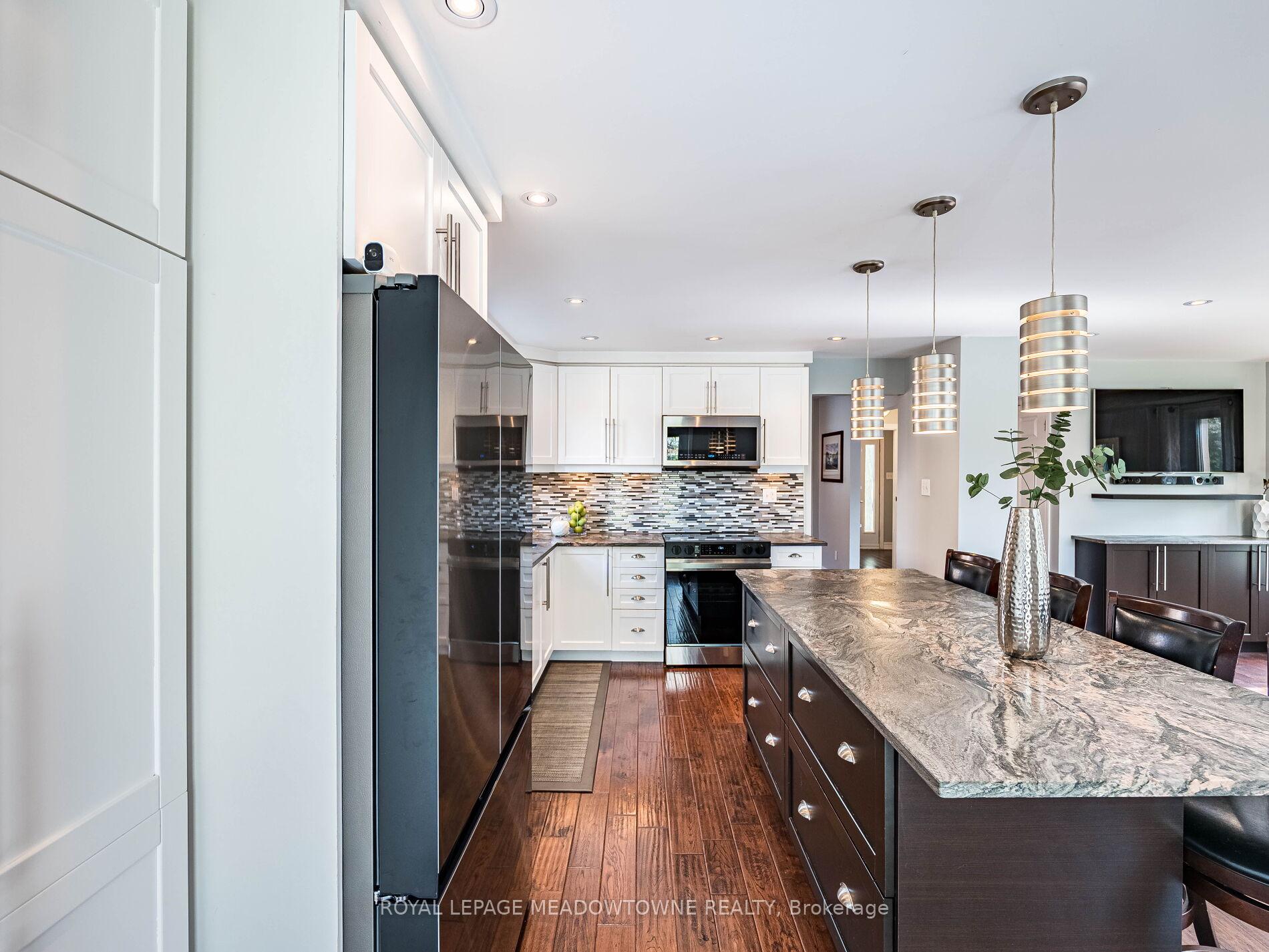 Photo 12 of 117 Fairglen Avenue, Brampton, Brampton West — HOMEH