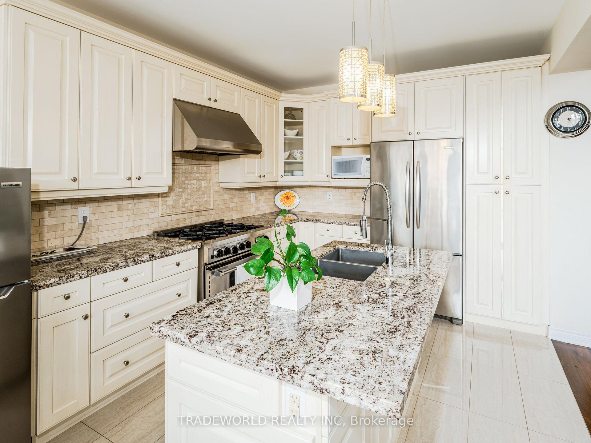 Photo 9 of 3153 Velebit Park Boulevard, Burlington, Alton — HOMEH
