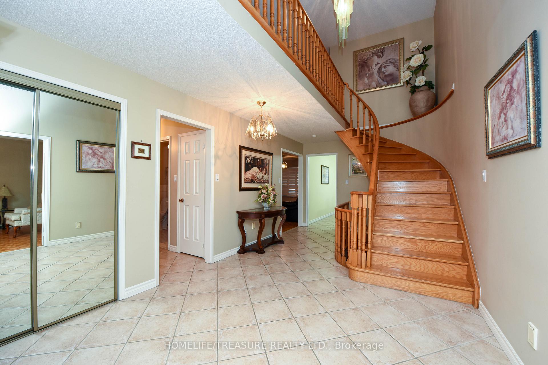 Photo 3 of 527 Aberdeen Avenue, Vaughan, East Woodbridge — HOMEH