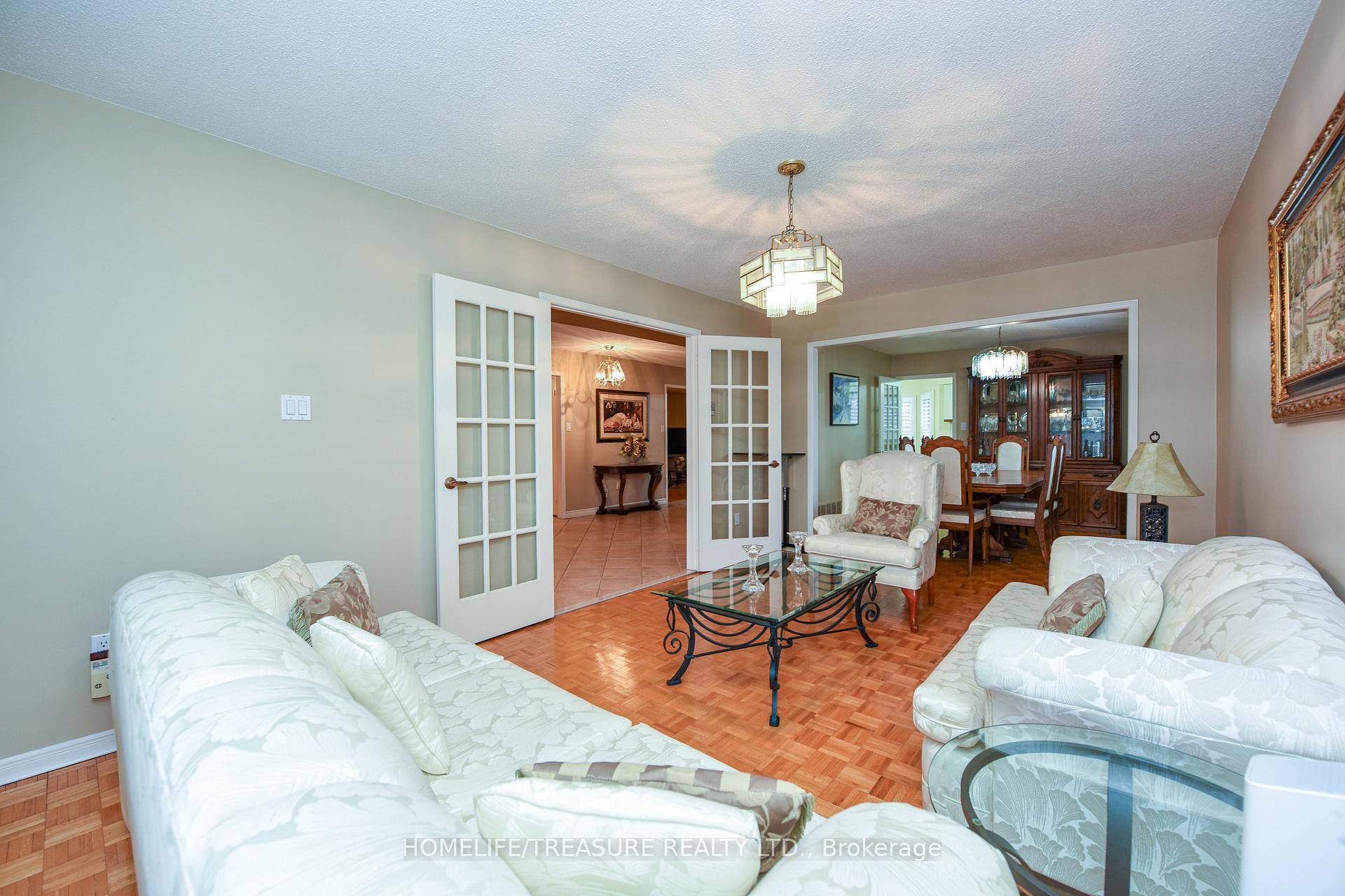 Photo 2 of 527 Aberdeen Avenue, Vaughan, East Woodbridge — HOMEH