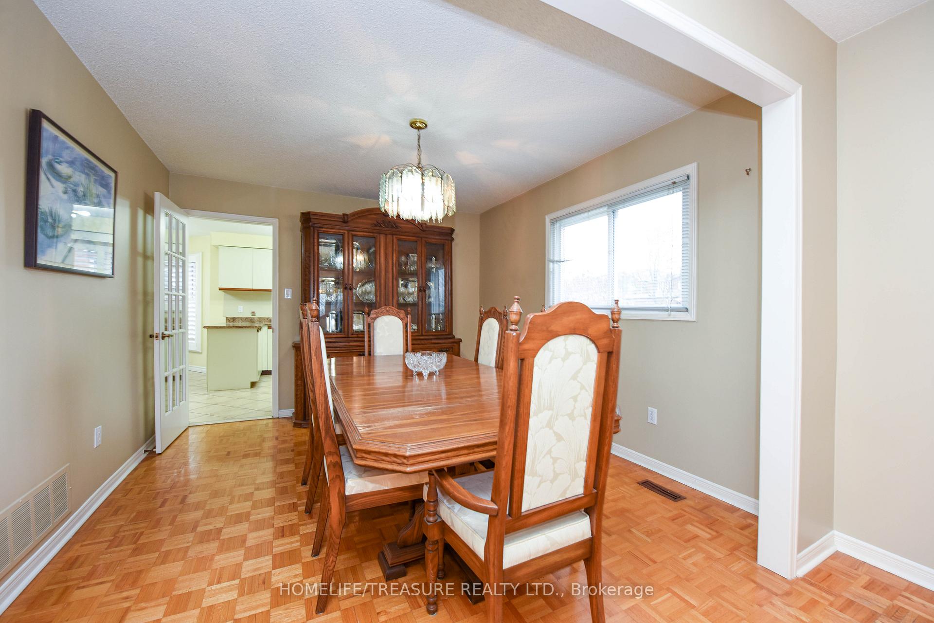 Photo 4 of 527 Aberdeen Avenue, Vaughan, East Woodbridge — HOMEH