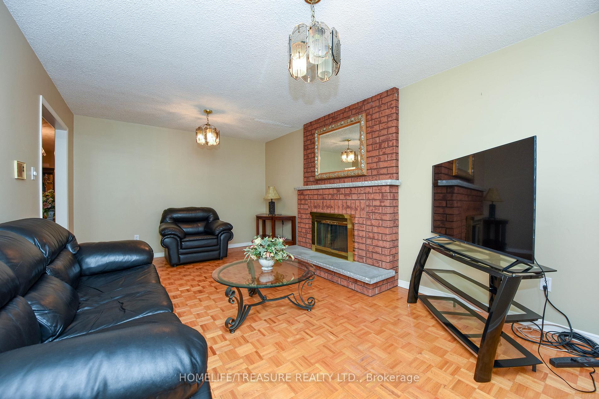 Photo 5 of 527 Aberdeen Avenue, Vaughan, East Woodbridge — HOMEH