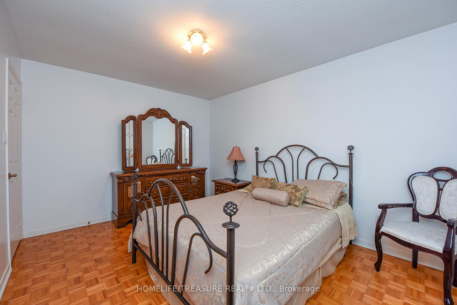 Photo 14 of 527 Aberdeen Avenue, Vaughan, East Woodbridge — HOMEH