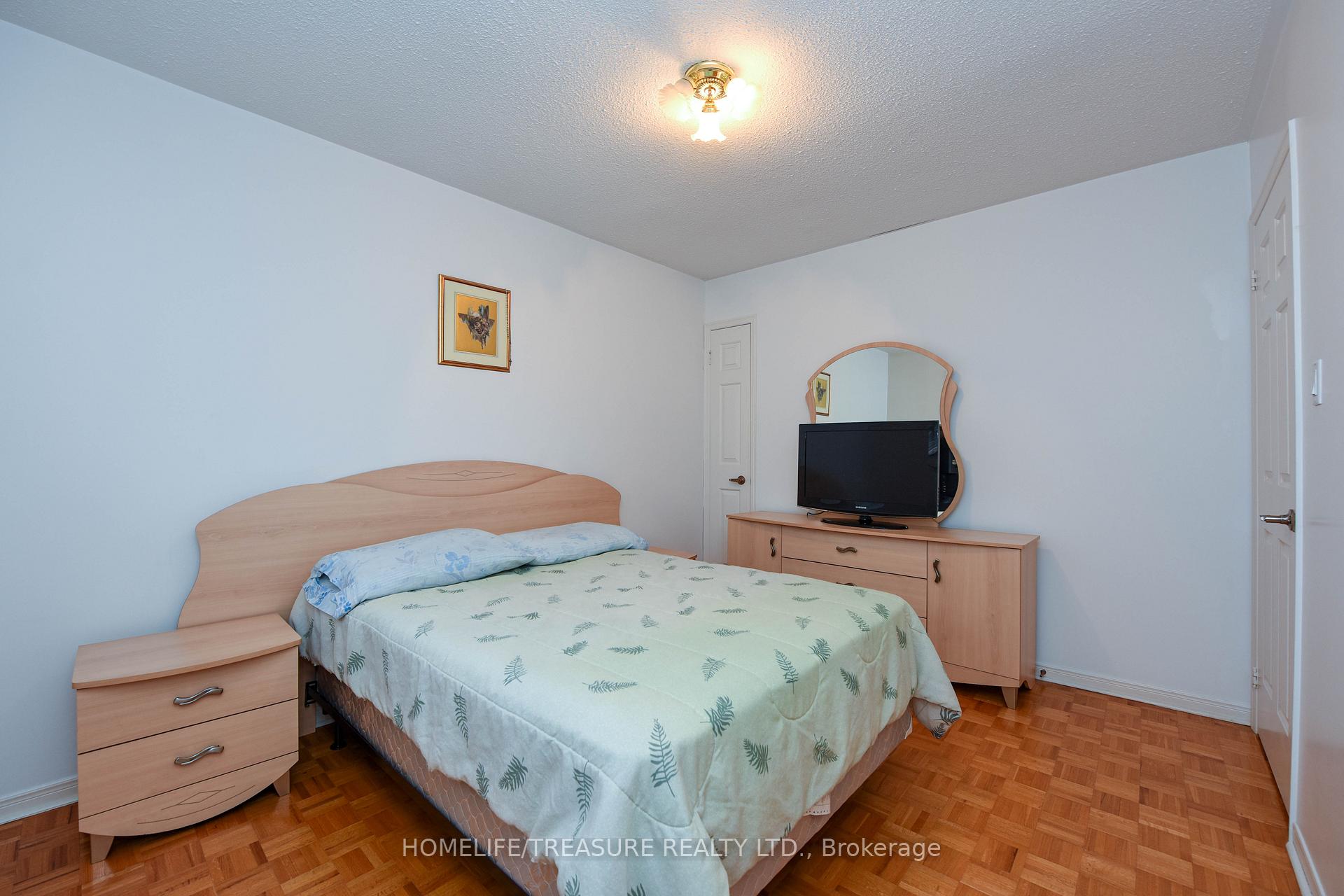 Photo 16 of 527 Aberdeen Avenue, Vaughan, East Woodbridge — HOMEH