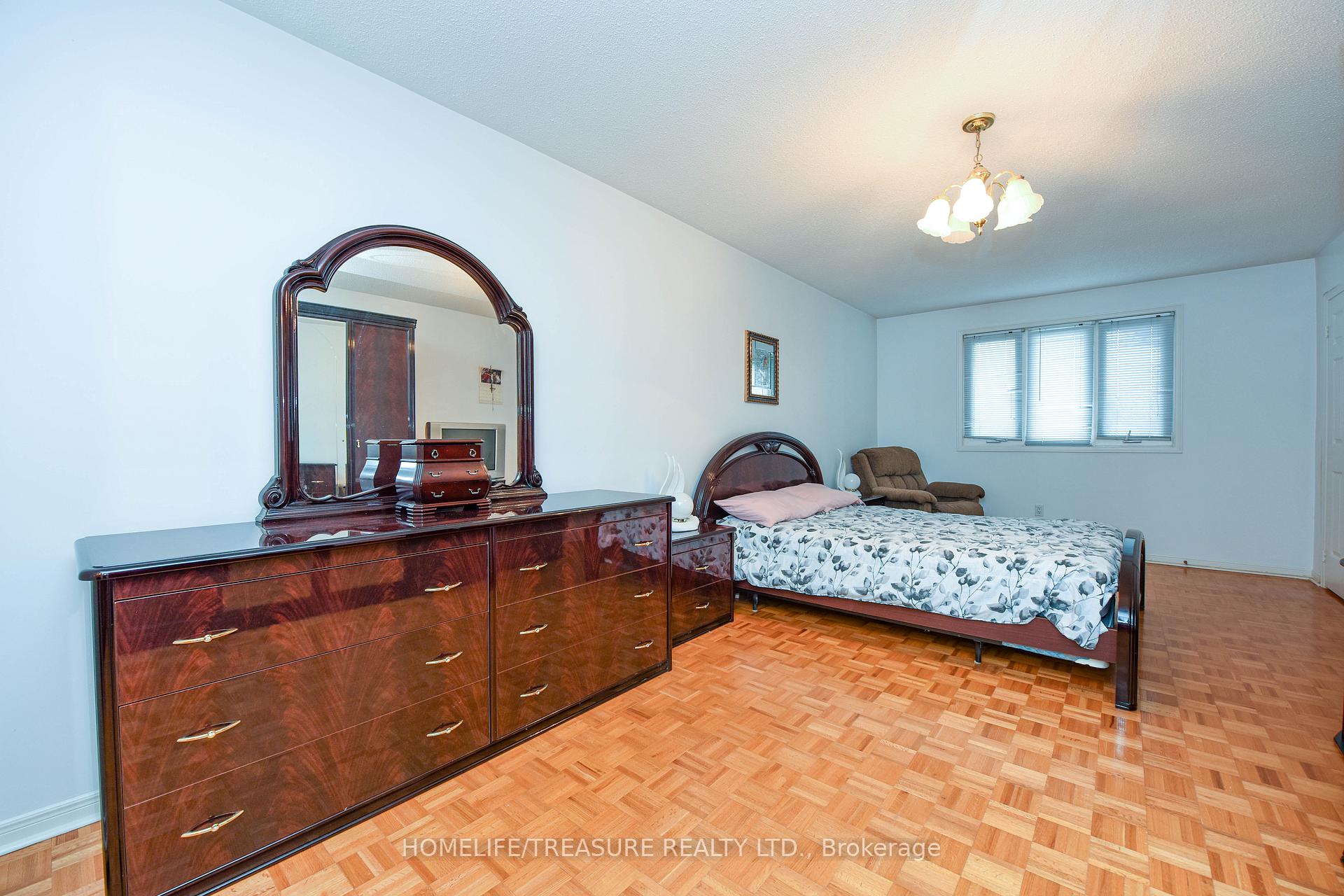 Photo 11 of 527 Aberdeen Avenue, Vaughan, East Woodbridge — HOMEH