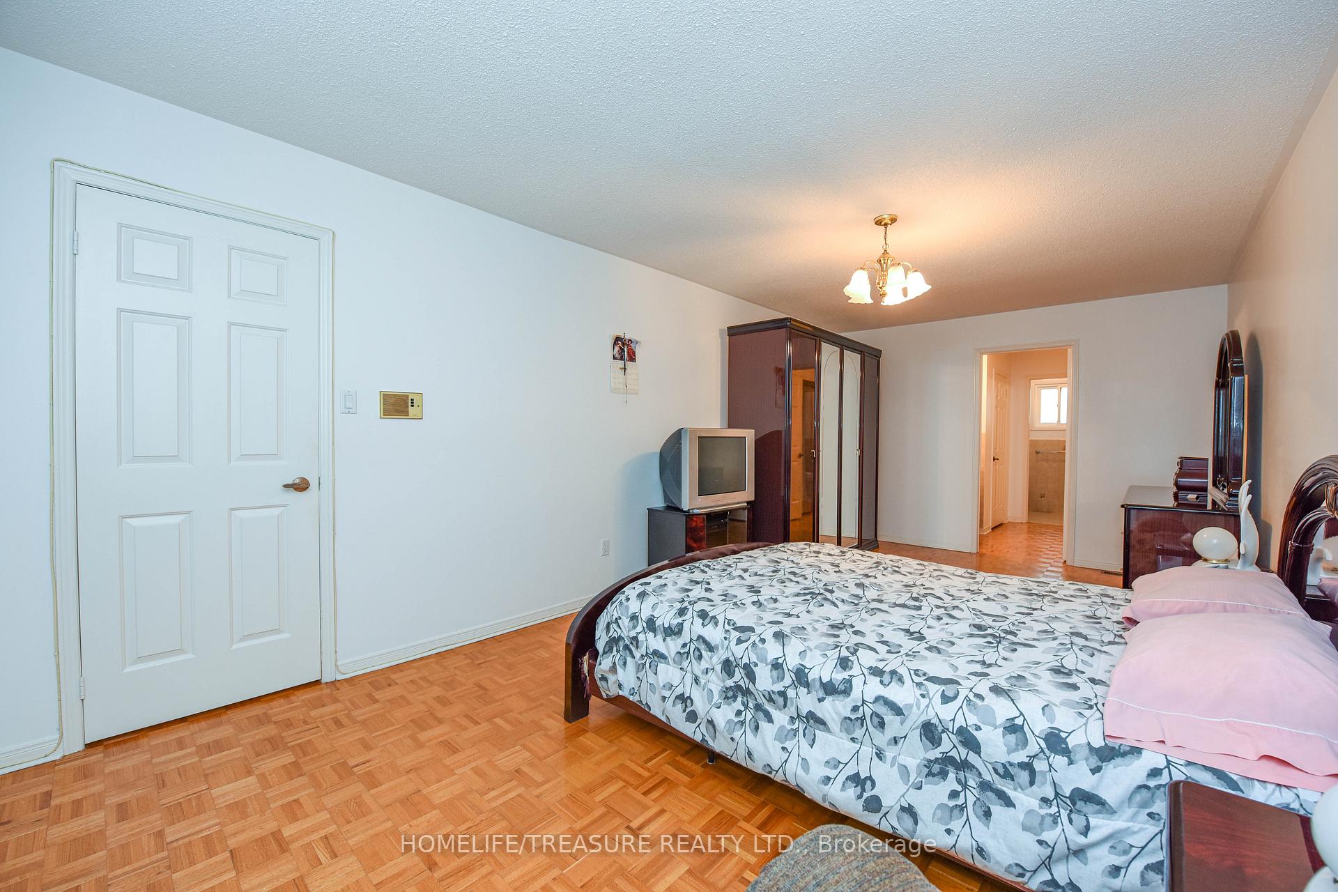 Photo 13 of 527 Aberdeen Avenue, Vaughan, East Woodbridge — HOMEH