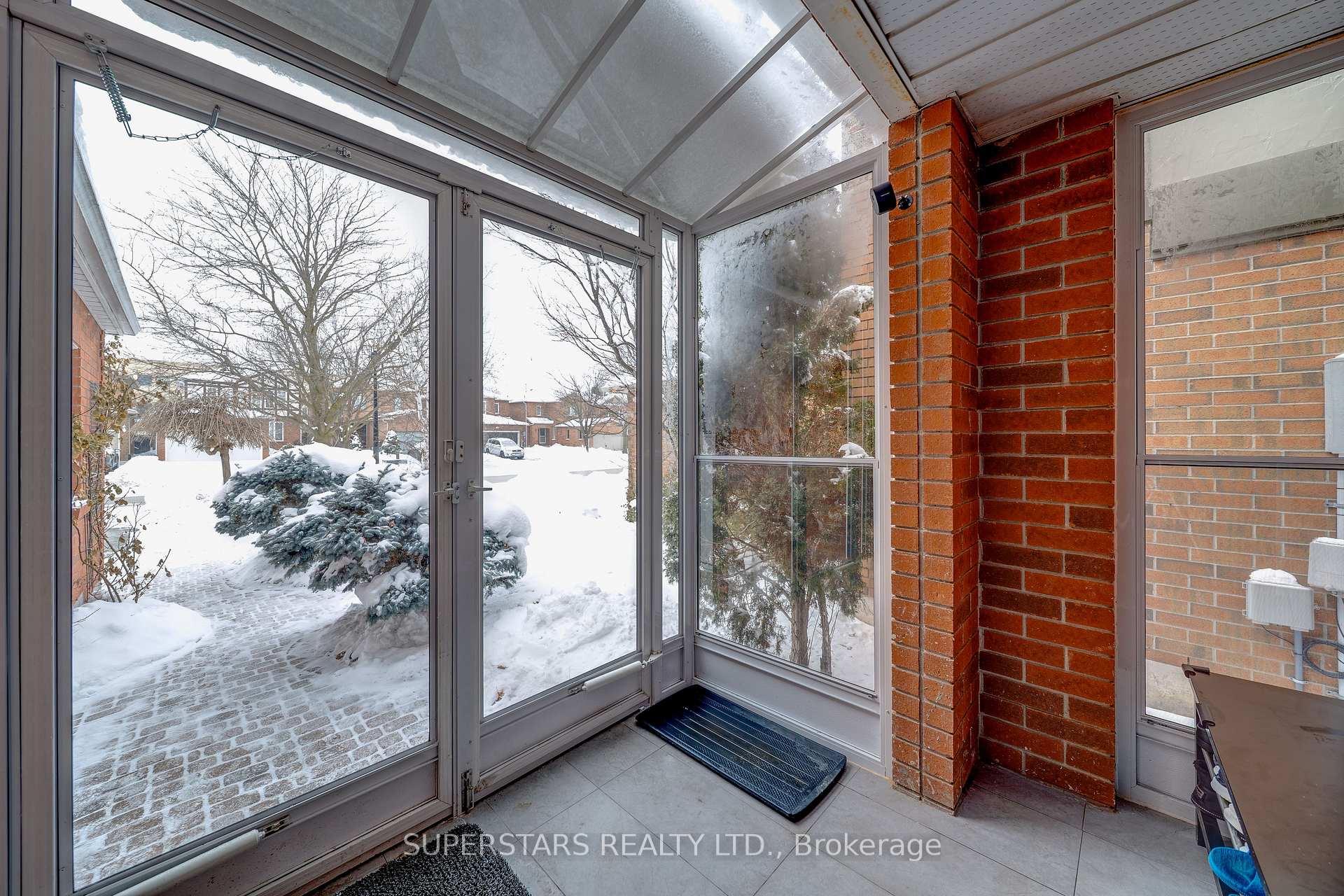 Photo 2 of 363 Pickering Crescent, Newmarket, Gorham-College Manor — HOMEH