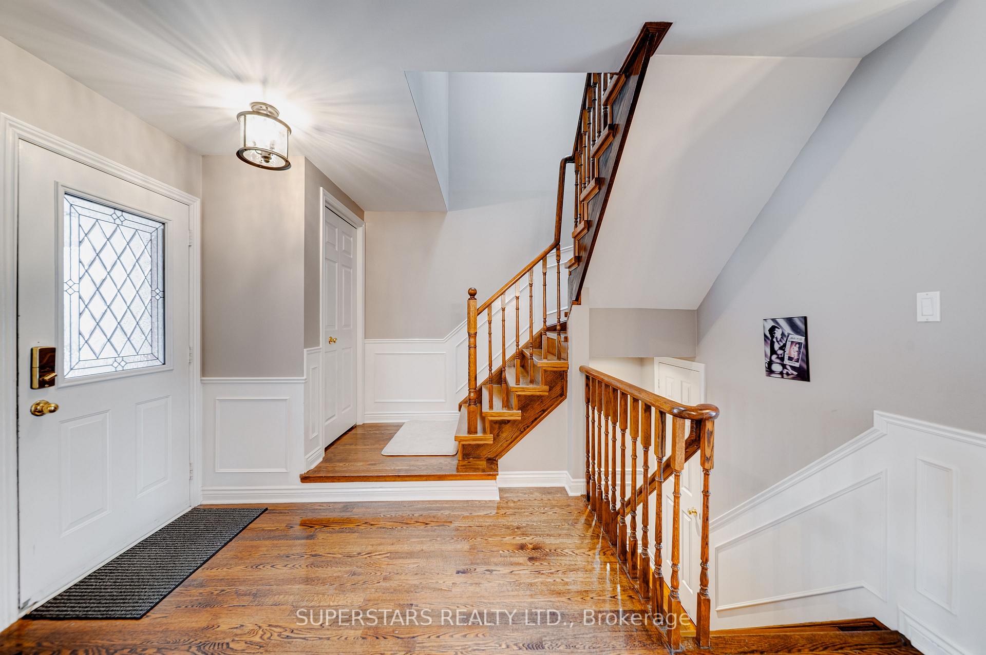 Photo 3 of 363 Pickering Crescent, Newmarket, Gorham-College Manor — HOMEH