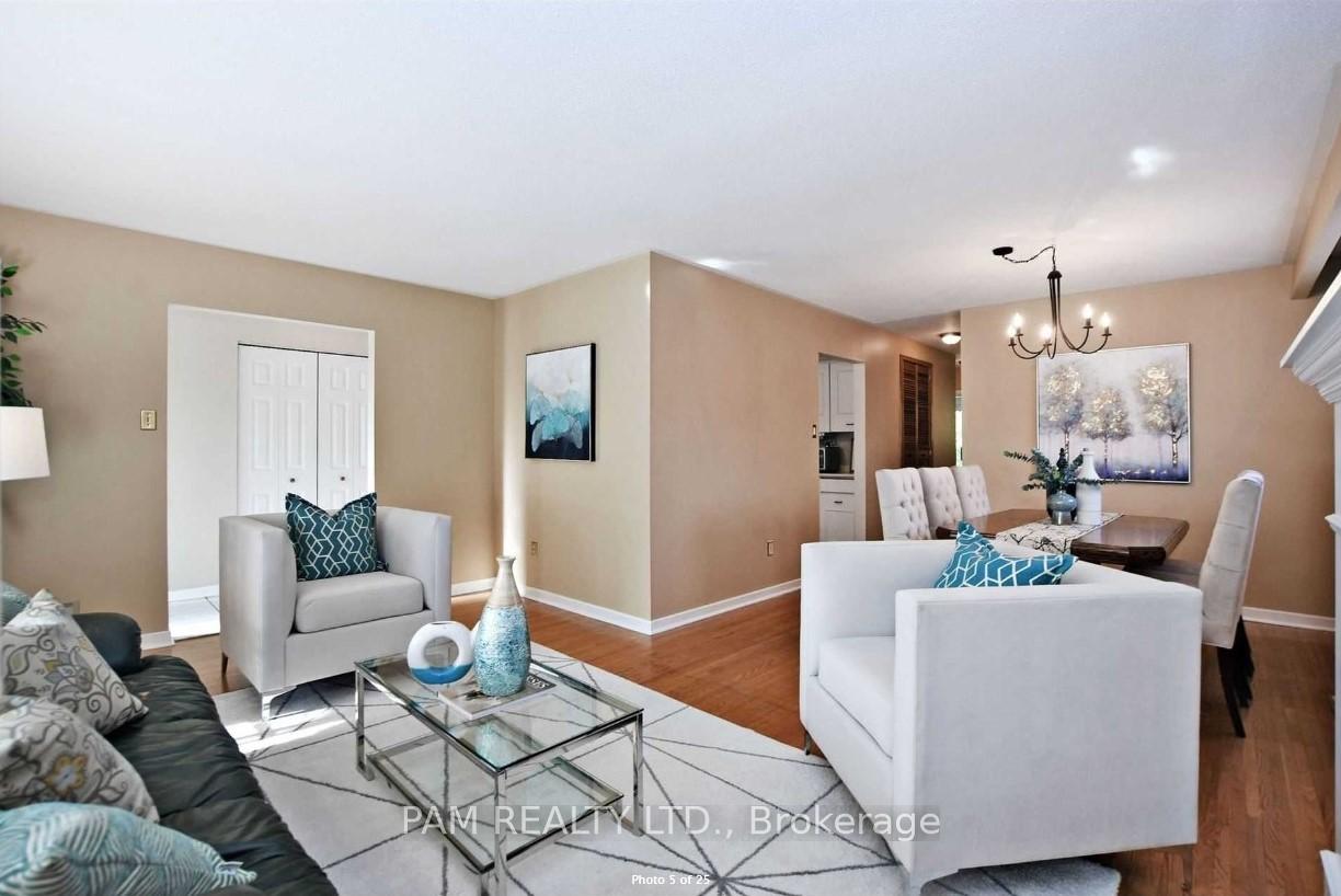 Photo 2 of 13 Bigwin Drive, Aurora, Aurora Heights — HOMEH